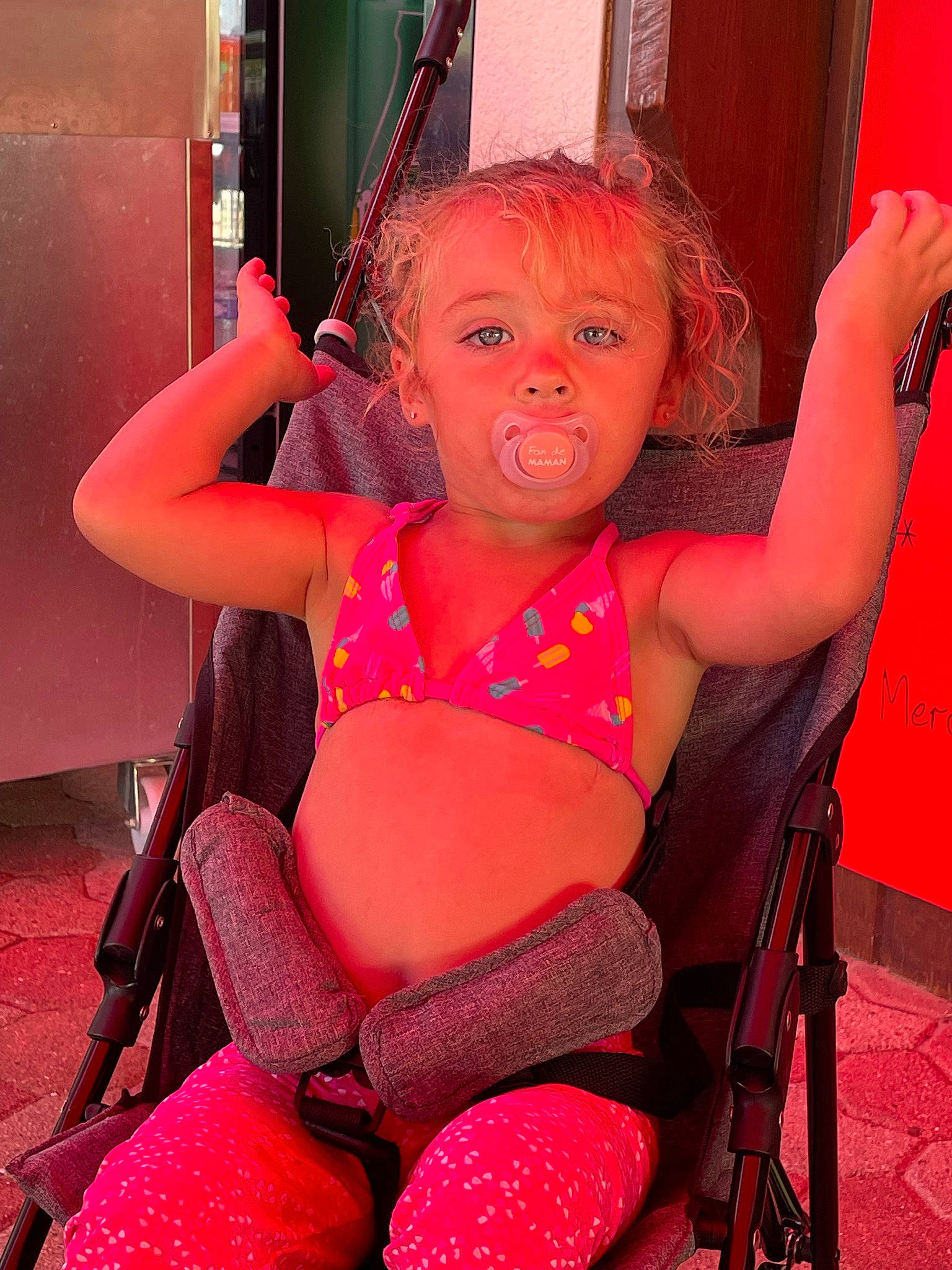 Loryanne participe au concours pour gagner de l'argent avec cette photo : chair, chest, eyelash, flash_photography, happy, human_body, joint, leg, lip, long_hair, magenta, mouth, neck, person, pink, red, shoulder, skin, thigh, thumb