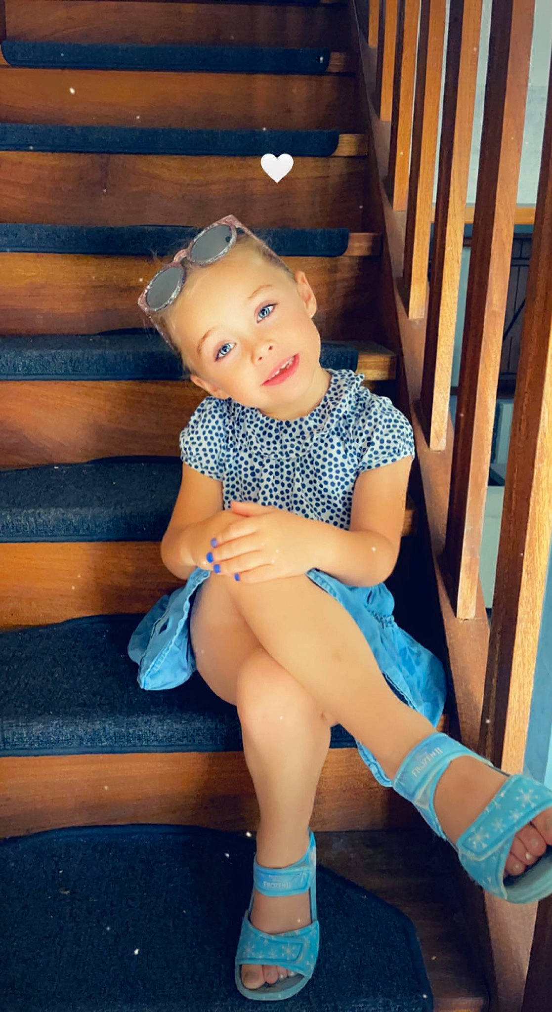 Loryanne a rejoint le concours — aidez-le/la à gagner de superbes lots ! abdomen, baby_toddler_clothing, child, clothing, electric_blue, face, foot, human_body, knee, leg, person, shorts, shoulder, skin, sock, standing, thigh, toddler, trunk, waist