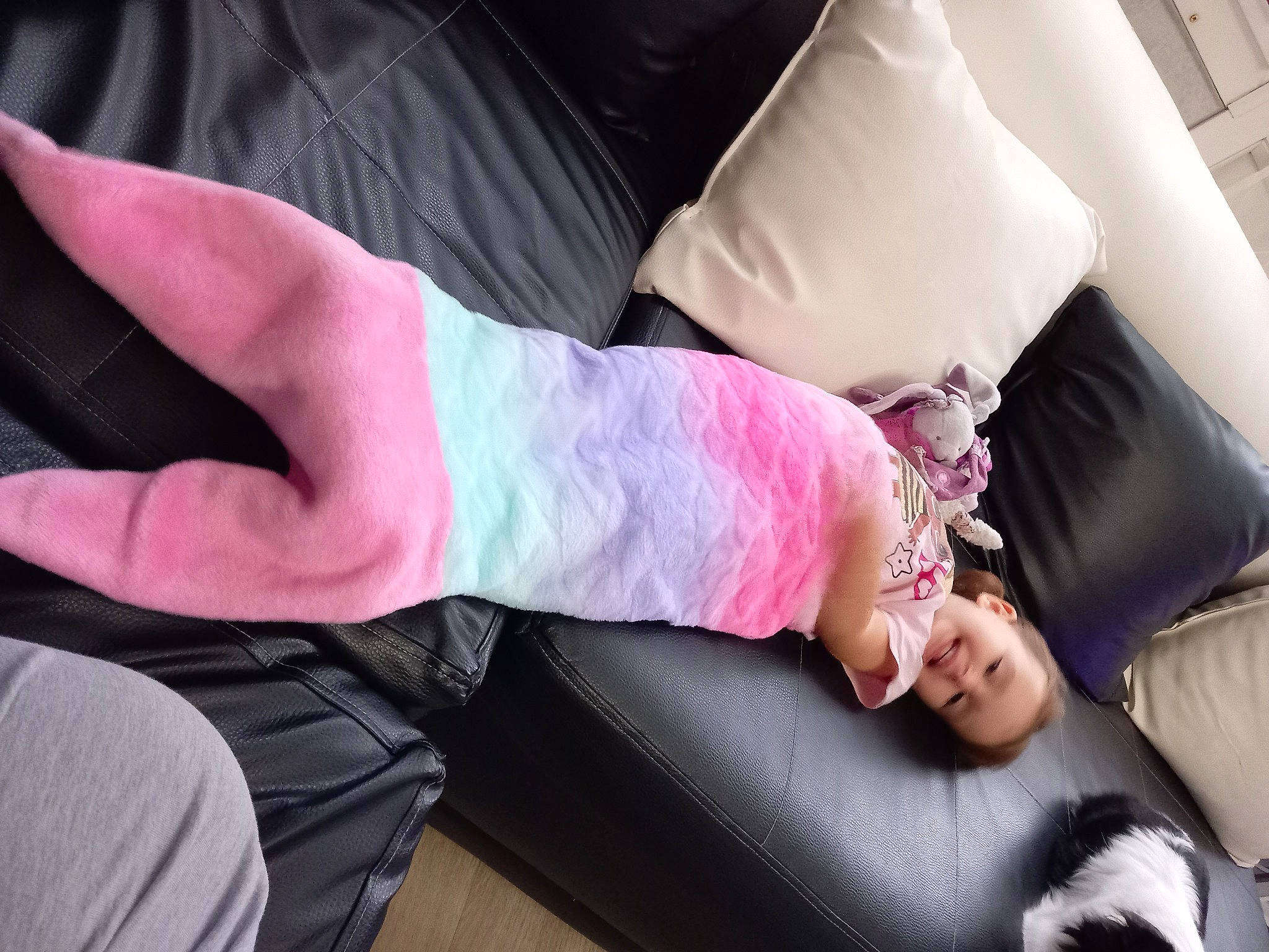 Azalyne participe au concours pour gagner de l'argent avec cette photo : abdomen, comfort, couch, elbow, fashion_accessory, finger, foot, gesture, human_leg, knee, magenta, nail, person, sitting, sleeve, sock, sportswear, t_shirt, thigh, waist