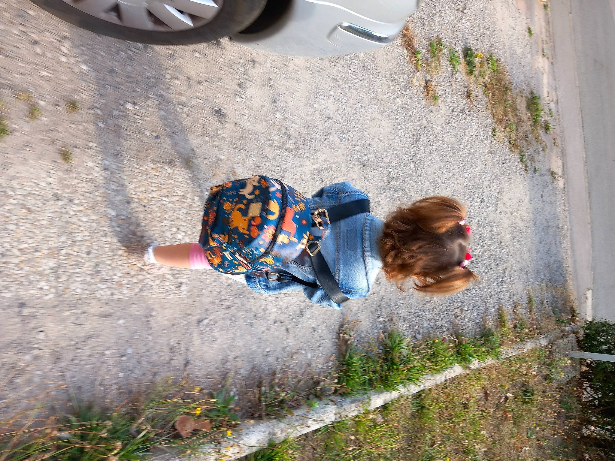 Azalyne participe au concours pour gagner de l'argent avec cette photo : asphalt, automotive_tire, electric_blue, fender, fun, grass, hubcap, human_leg, leisure, plant, road_surface, sidewalk, synthetic_rubber, tire, tire_care, toddler, tread, vehicle_door, water, wheel