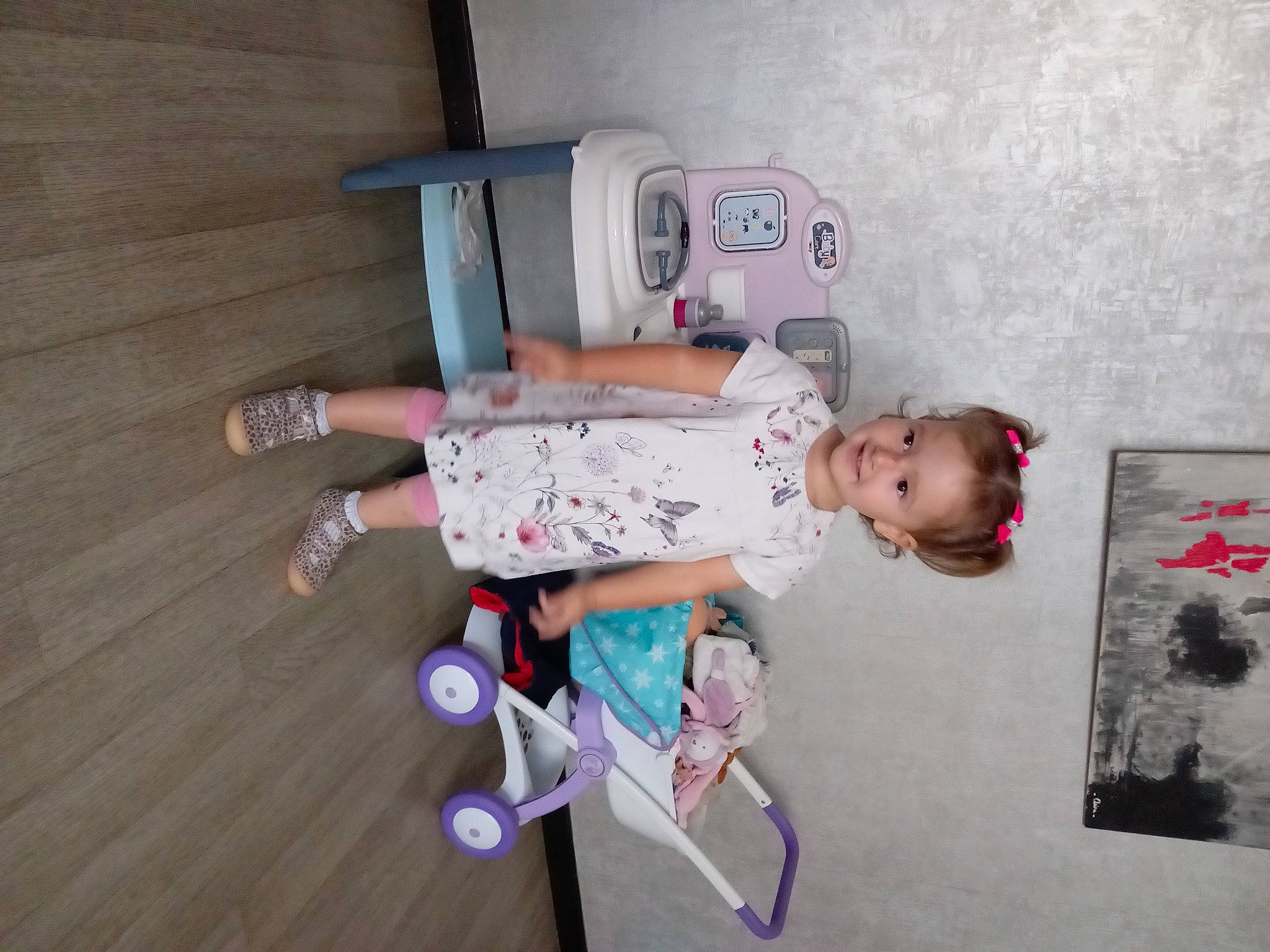 Azalyne participe au concours pour gagner de l'argent avec cette photo : baby, baby_products, baby_safety, baby_toddler_clothing, baby_toys, child, flooring, fun, hardwood, human_leg, joy, knee, machine, person, room, sandal, sock, toddler, wood