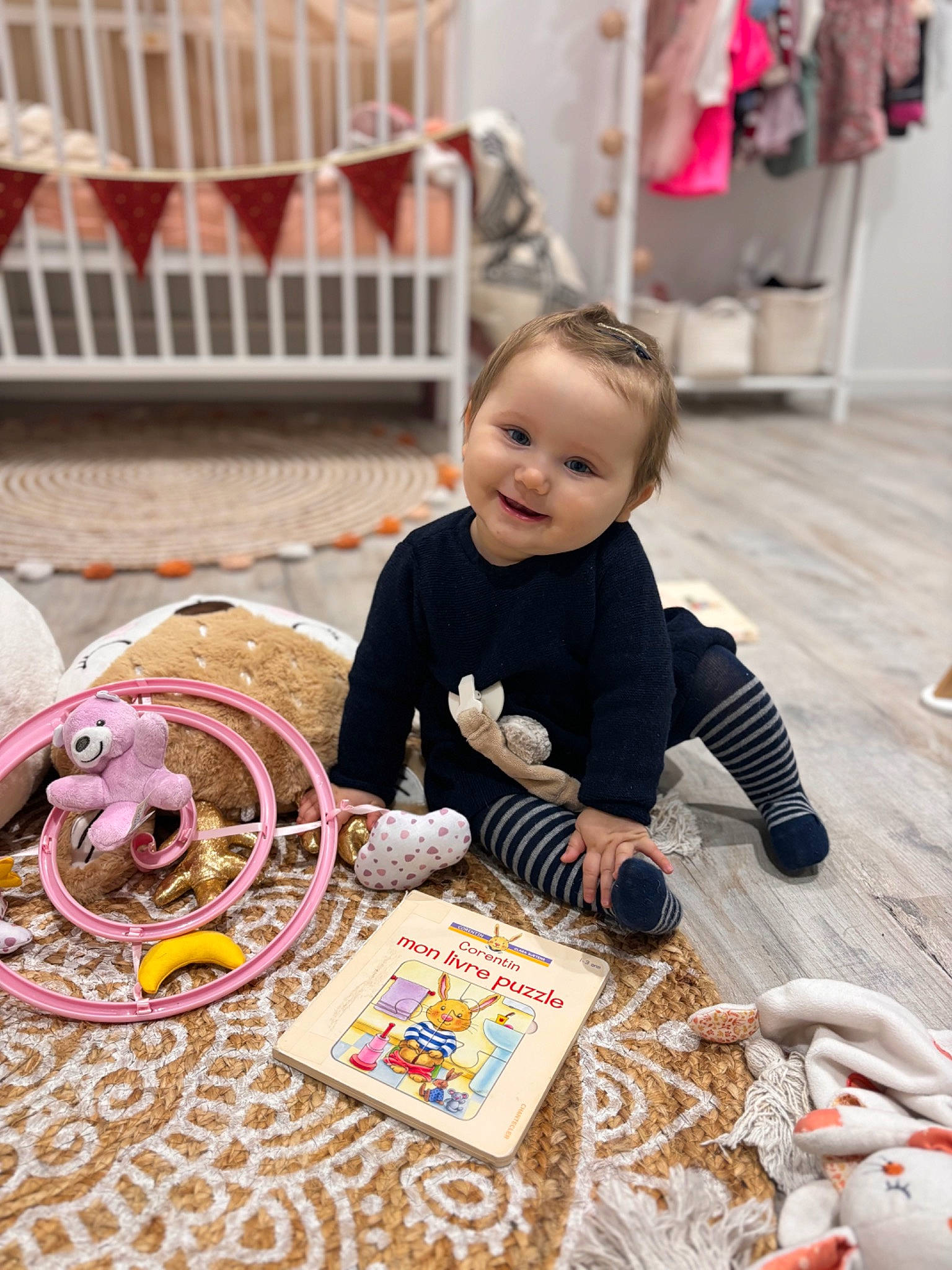 Joy a rejoint le concours — aidez-le/la à gagner de superbes lots ! automotive_wheel_system, baby, chair, child, event, flooring, fun, happy, joy, leisure, people, person, play, recreation, room, sitting, smile, t_shirt, toddler, toy