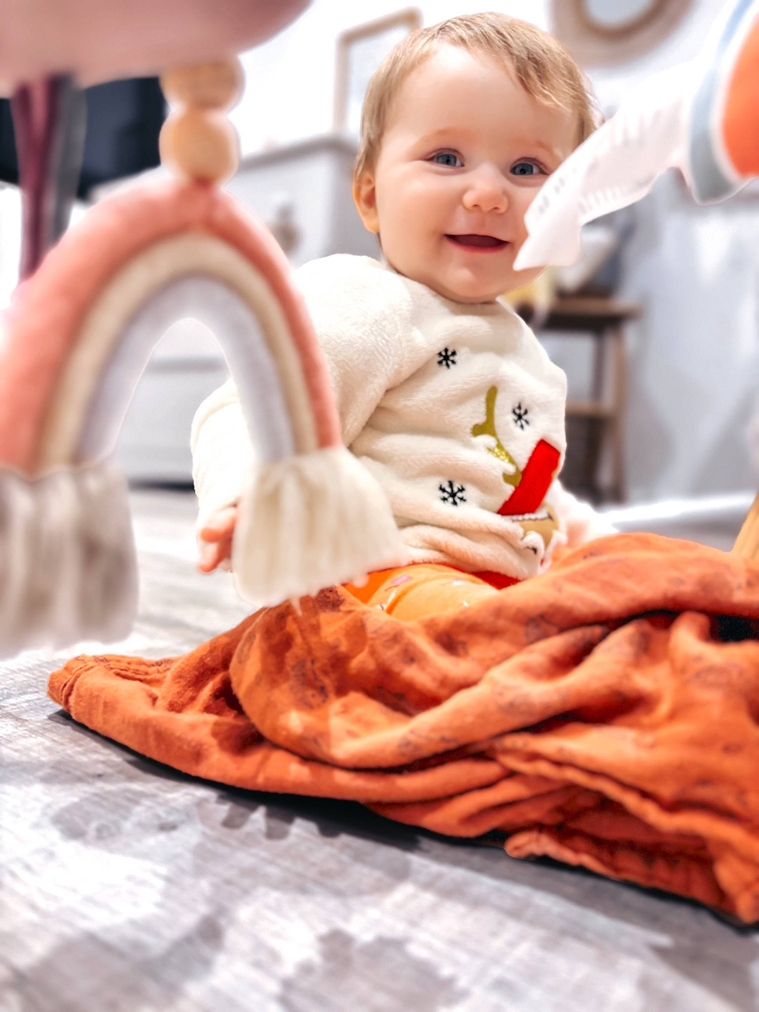 Joy a rejoint le concours — aidez-le/la à gagner de superbes lots ! baby, baby_toddler_clothing, balloon, child, comfort, event, fun, fur, happy, joy, leisure, linens, orange, peach, person, portrait_photography, room, sitting, sleeve, smile
