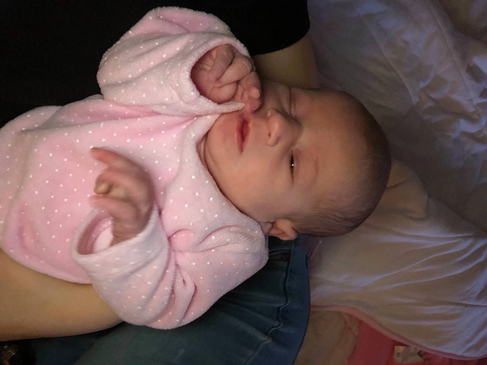 élise a rejoint le concours — aidez-le/la à gagner de superbes lots ! baby, baby_products, baby_sleeping, baby_toddler_clothing, bedtime, cheek, child, comfort, ear, eye, flesh, hat, mouth, nap, nose, person, skin, sleep, sleeve, thumb