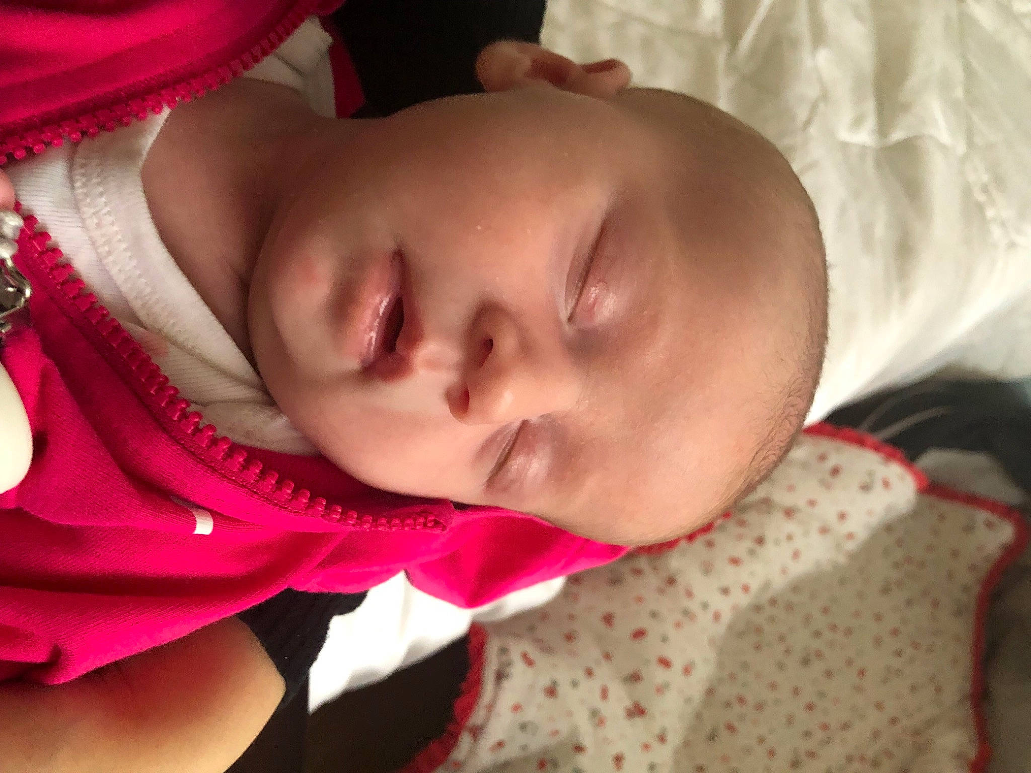 élise participe au concours pour gagner de l'argent avec cette photo : baby, baby_toddler_clothing, cheek, chin, eye, eyebrow, eyelash, face, forehead, hair, hand, head, human_body, iris, lip, mouth, neck, nose, person, skin