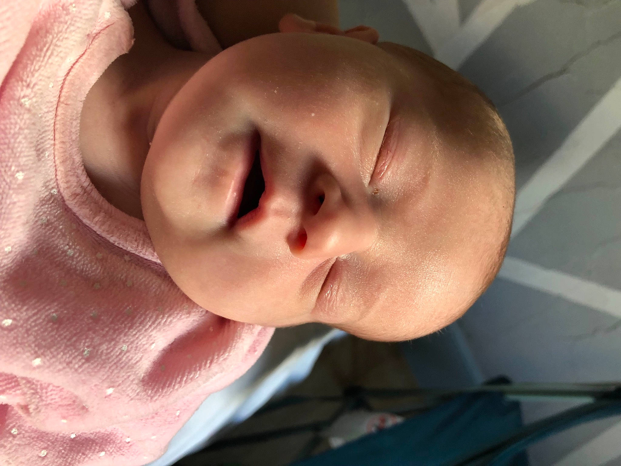 élise a rejoint le concours — aidez-le/la à gagner de superbes lots ! baby, cheek, comfort, ear, eye, eyebrow, eyelash, finger, forehead, gesture, hand, human_body, iris, jaw, lip, mouth, neck, nose, person, skin