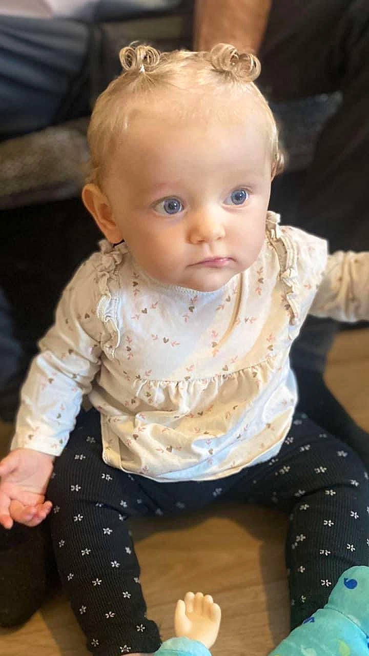 Emy participe au concours pour gagner de l'argent avec cette photo : baby, baby_toddler_clothing, cheek, chin, dress, eye, face, hair, happy, head, human_body, iris, lip, nose, organ, person, photograph, skin, sleeve, toddler