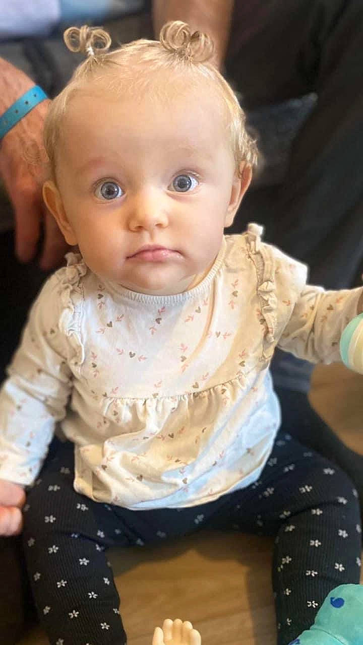 Emy a rejoint le concours — aidez-le/la à gagner de superbes lots ! arm, baby_toddler_clothing, cheek, chin, dress, eye, facial_expression, happy, head, iris, joint, lip, mouth, neck, nose, person, product, skin, sleeve, standing