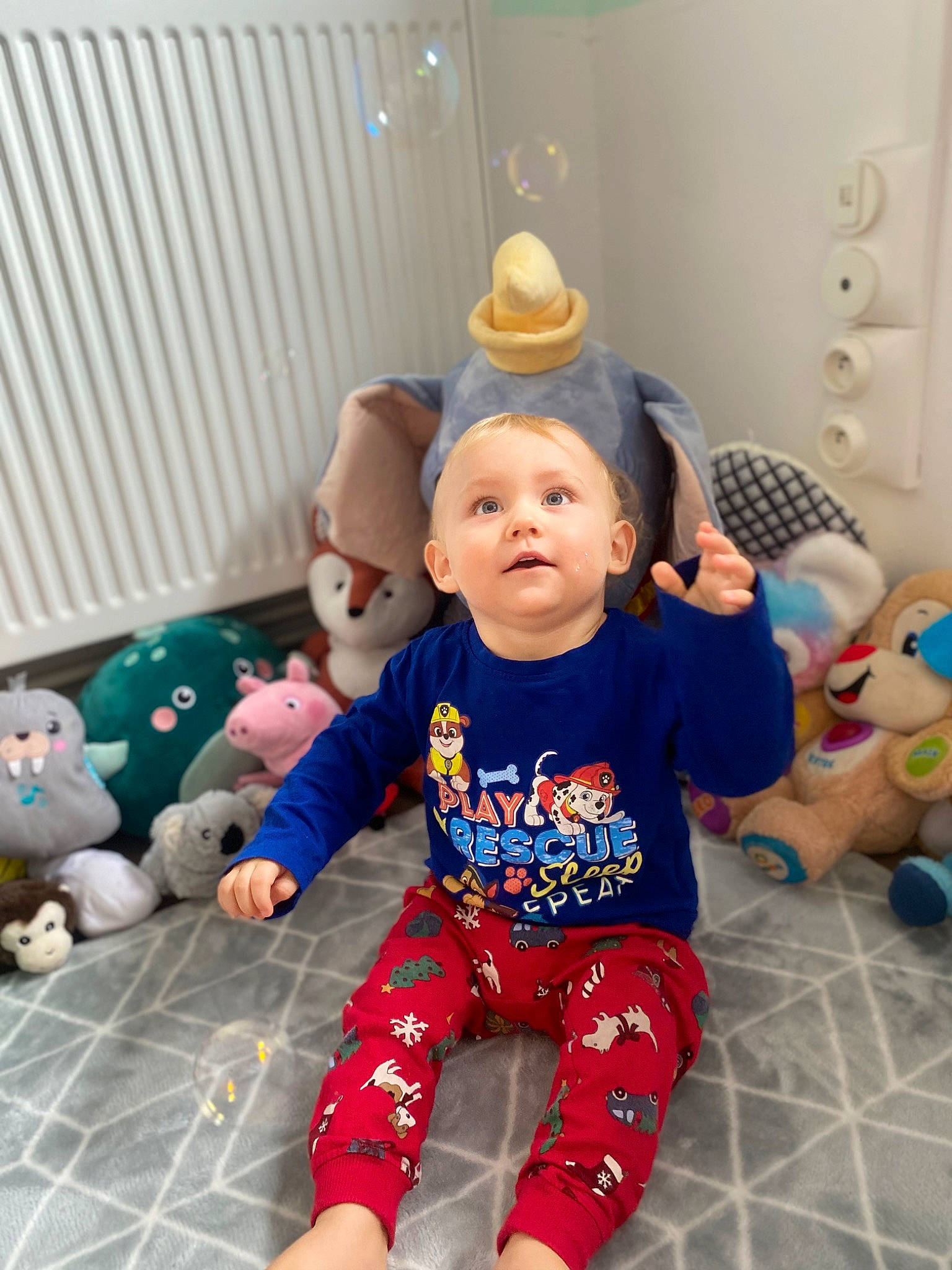 Eyden participe au concours pour gagner de l'argent avec cette photo : baby, baby_toddler_clothing, baby_toys, child, comfort, flooring, foot, fun, happy, leg, pajamas, pattern, person, play, room, sitting, sleeve, sock, t_shirt, toddler