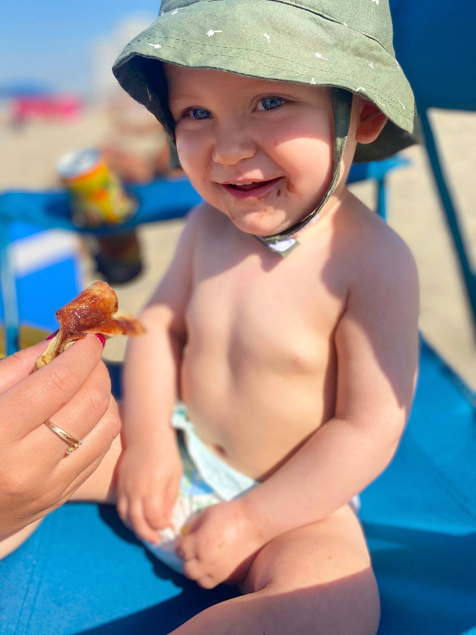 Eyden a rejoint le concours — aidez-le/la à gagner de superbes lots ! baseball_cap, blue, cap, chest, finger, fun, hand, happy, hat, headgear, headwear, joy, leisure, muscle, person, recreation, skin, smile, summer, sun_hat