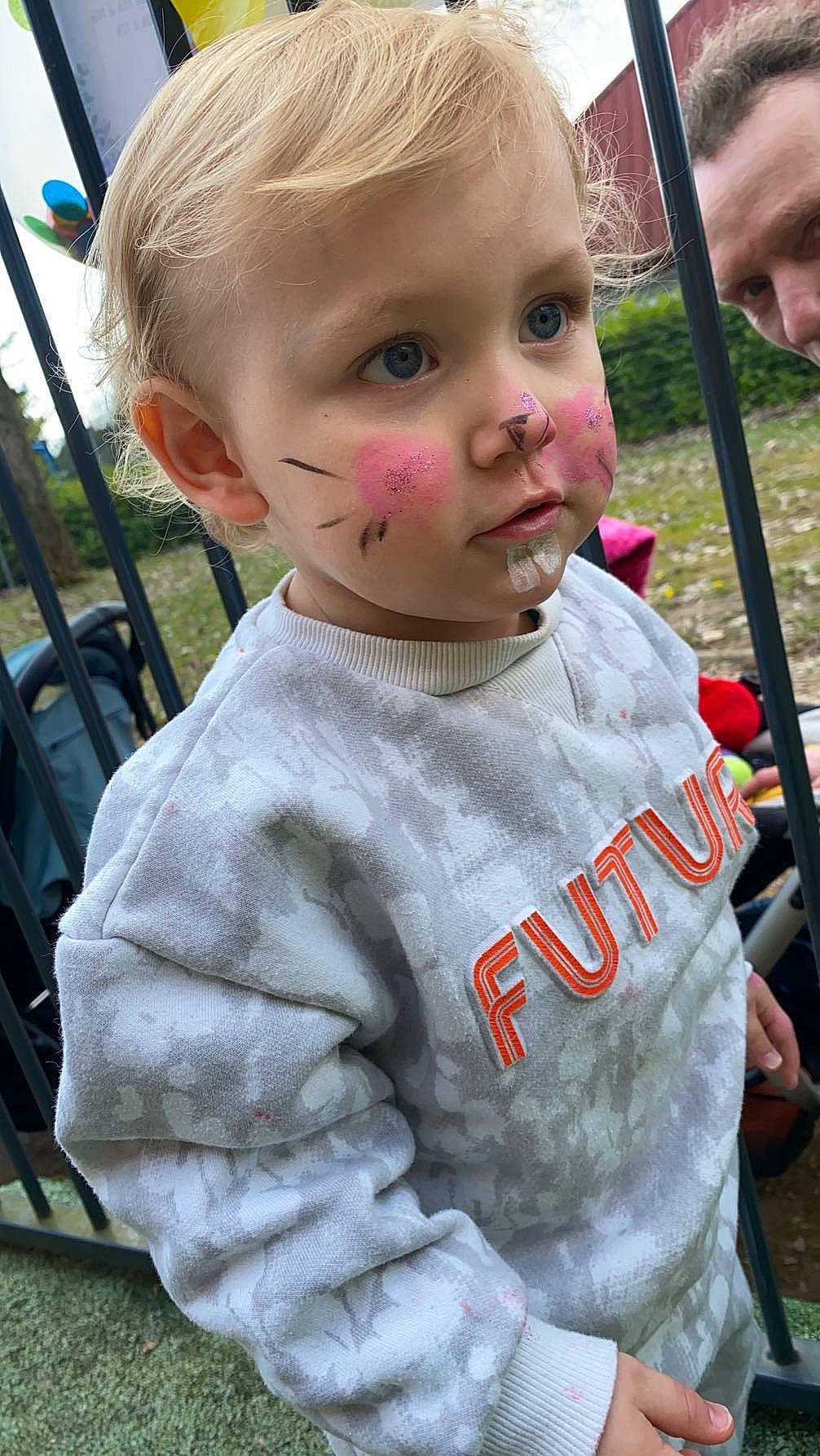 Eyden a rejoint le concours — aidez-le/la à gagner de superbes lots ! baby, baby_toddler_clothing, cheek, child, chin, eye, eyelash, face, fun, grass, lip, nose, person, plant, product, skin, sleeve, t_shirt, tire, toddler