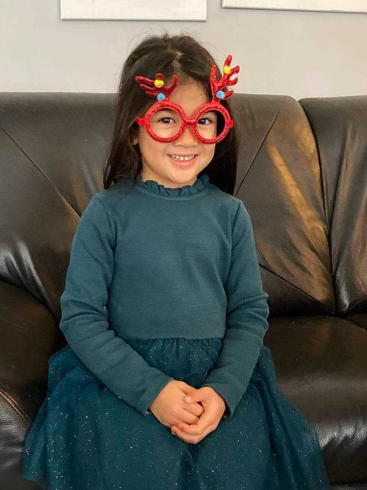 Alicia a rejoint le concours — aidez-le/la à gagner de superbes lots ! black, dress, eyewear, face, facial_expression, flash_photography, hair, hairstyle, human_body, joint, joy, lip, neck, one_piece_garment, organ, person, shoulder, skin, sleeve, smile