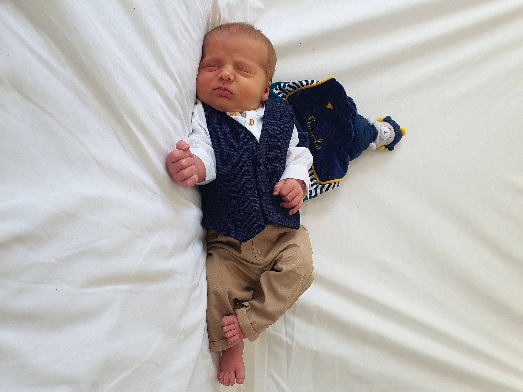 Angelo a rejoint le concours — aidez-le/la à gagner de superbes lots ! baby, baby_toddler_clothing, child, collar, comfort, denim, dress_shirt, elbow, fashion_accessory, formal_wear, gesture, happy, linens, pattern, person, sitting, sleeve, suit, textile, toddler