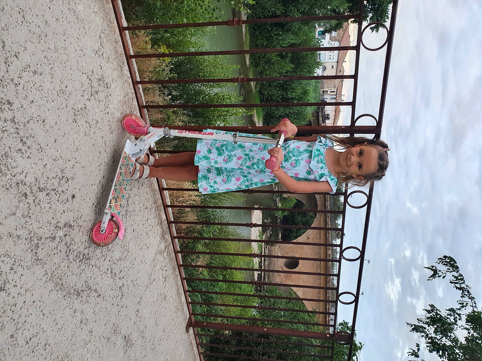Johana a rejoint le concours — aidez-le/la à gagner de superbes lots ! cloud, design, facade, fun, grass, handrail, joy, leisure, line, people_in_nature, person, plant, recreation, sandal, shadow, shoe, sky, soil, toddler, tree