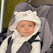 Emilio a rejoint le concours — aidez-le/la à gagner de superbes lots ! baby, child, stroller, hoodie, white_clothing, knitwear, blue_eyes, outdoor, grass, pavement, seatbelt, cute, infant, face, portrait, warm_clothing, baby_boy, baby_girl, person, sitting