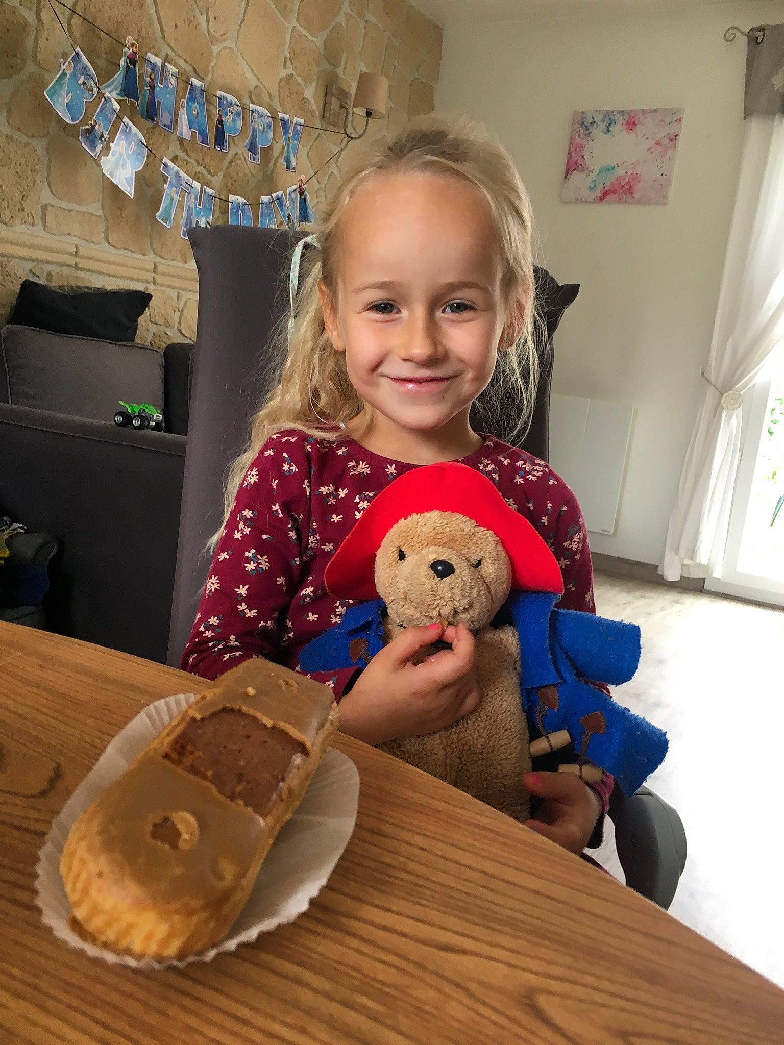 Lyana a rejoint le concours — aidez-le/la à gagner de superbes lots ! baking, child, curtain, dessert, finger_food, flooring, food, fun, happy, hat, joy, leisure, person, play, room, sitting, smile, table, tableware, toddler
