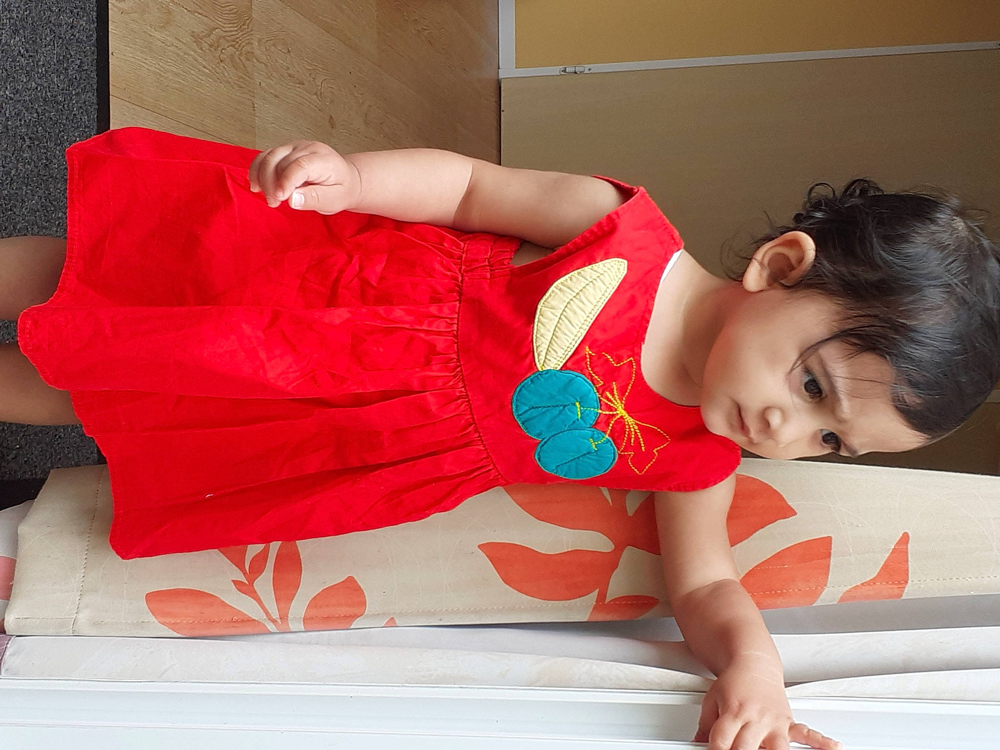 Julietta participe au concours pour gagner de l'argent avec cette photo : abdomen, arm, child, elbow, joint, leg, neck, person, red, shoulder, textile, thigh, toddler