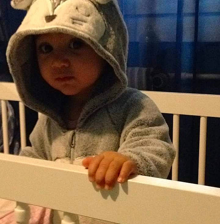 Julietta a rejoint le concours — aidez-le/la à gagner de superbes lots ! child, finger, hand, head, headgear, headwear, human, person, photography, selfie, toddler, wood