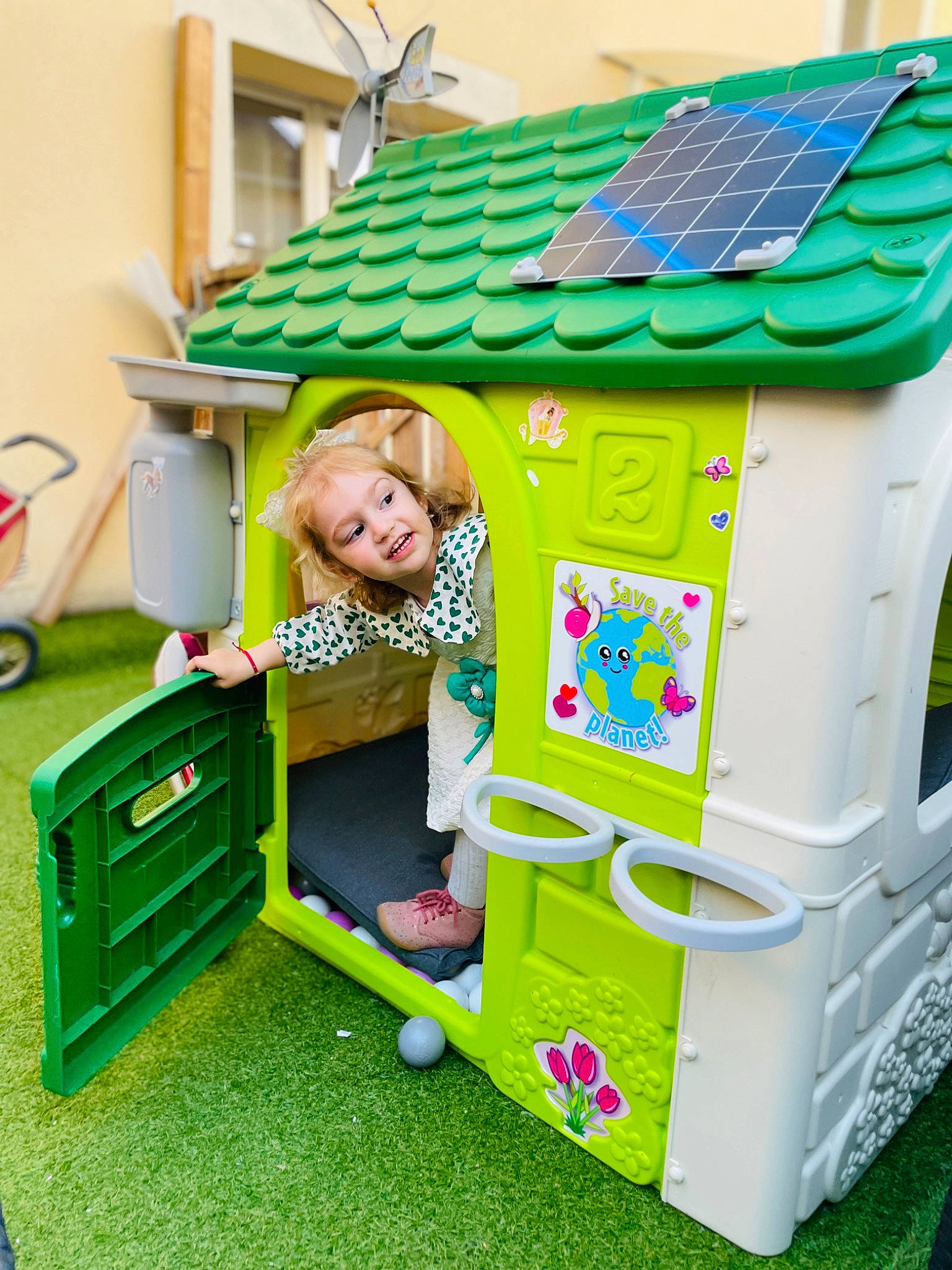 Eliana Medei participe au concours pour gagner de l'argent avec cette photo : baby_playing_with_toys, baby_toddler_clothing, bag, child, city, fun, grass, green, leisure, machine, outdoor_play_equipment, outdoor_structure, person, play, recreation, smile, t_shirt, tire, toddler, wheel
