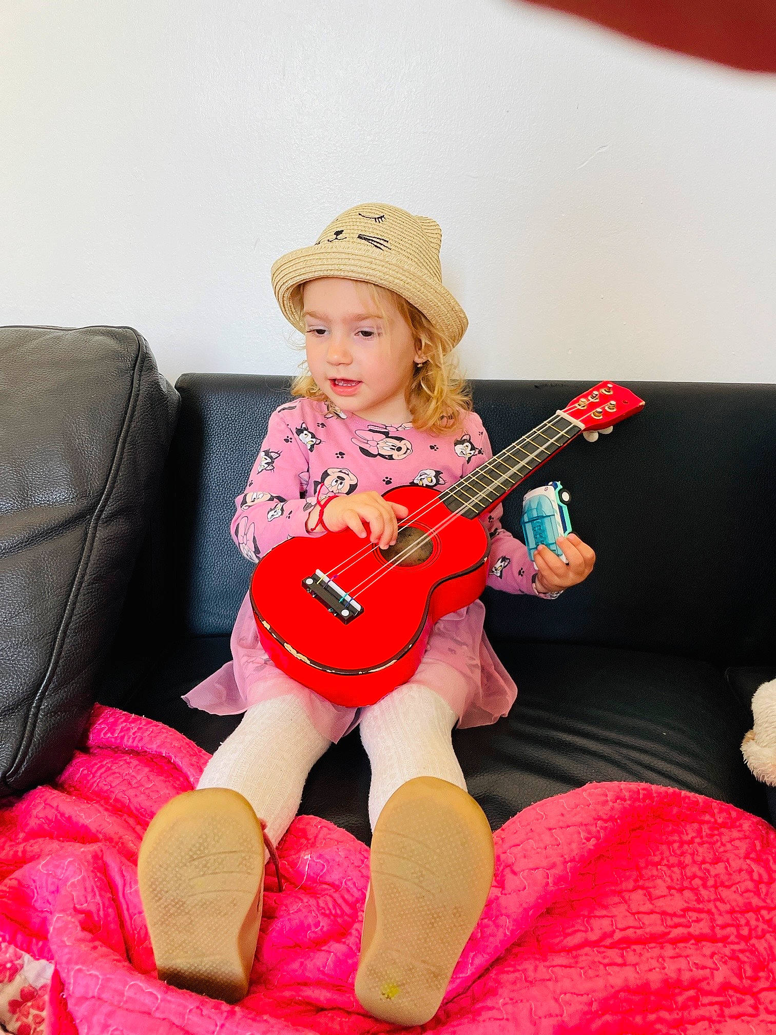 Eliana Medei a rejoint le concours — aidez-le/la à gagner de superbes lots ! baby_toddler_clothing, comfort, couch, fun, hat, headwear, human_leg, knee, lap, leg, magenta, musical_instrument, person, pink, plucked_string_instruments, sitting, sock, string_instrument, string_instrument_accessory, thigh