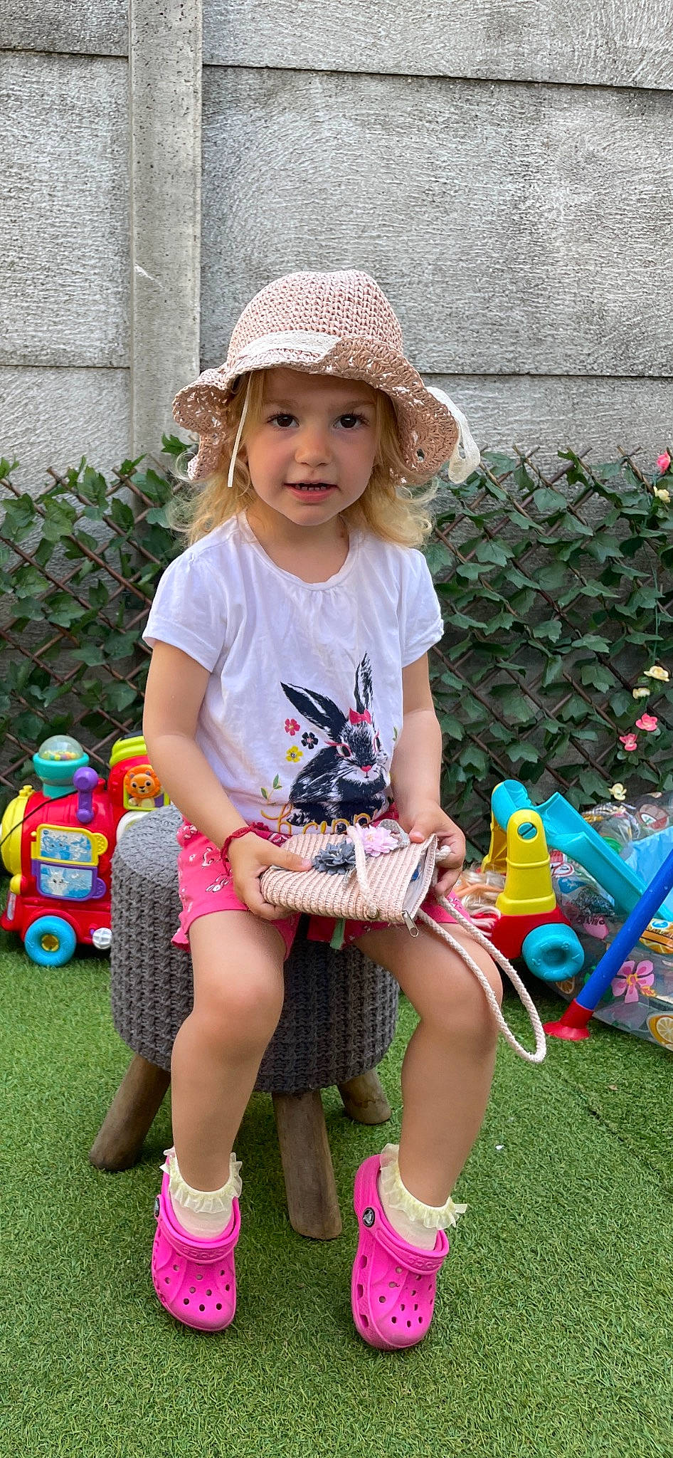 Eliana Medei participe au concours pour gagner de l'argent avec cette photo : baby_toddler_clothing, child, clothing, event, facial_expression, fun, grass, happy, hat, headwear, lawn, leisure, person, pink, plant, recreation, shorts, smile, summer, sun_hat