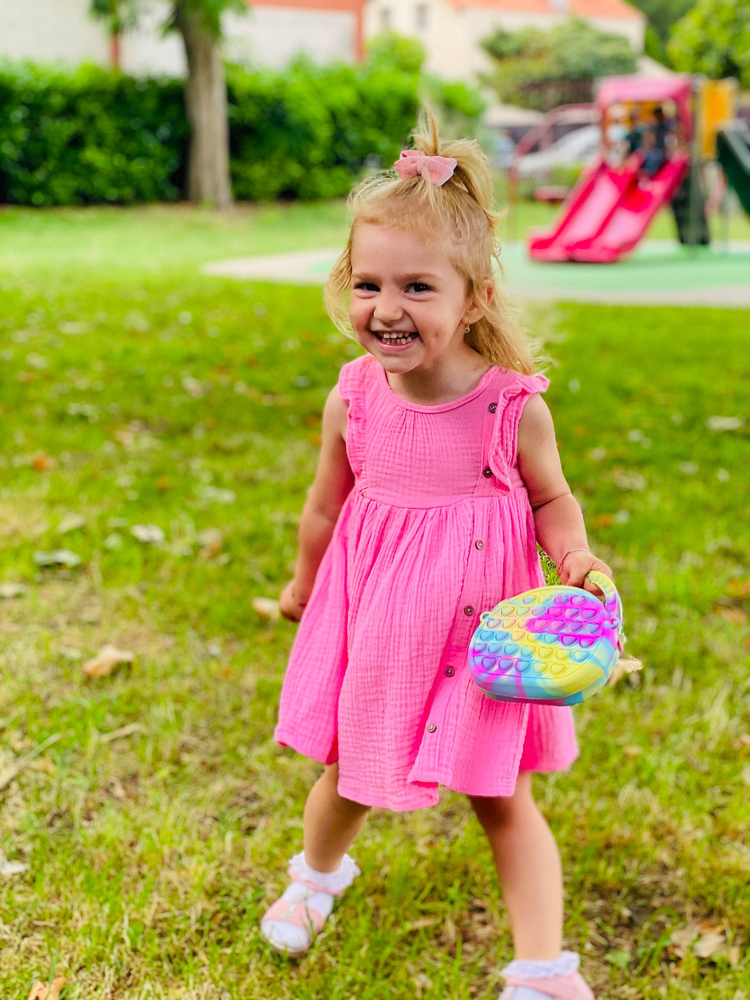 Eliana Medei a rejoint le concours — aidez-le/la à gagner de superbes lots ! baby_toddler_clothing, clothing, day_dress, dress, facial_expression, fun, grass, green, happy, joy, lawn, leisure, magenta, meadow, one_piece_garment, people_in_nature, person, pink, plant, recreation