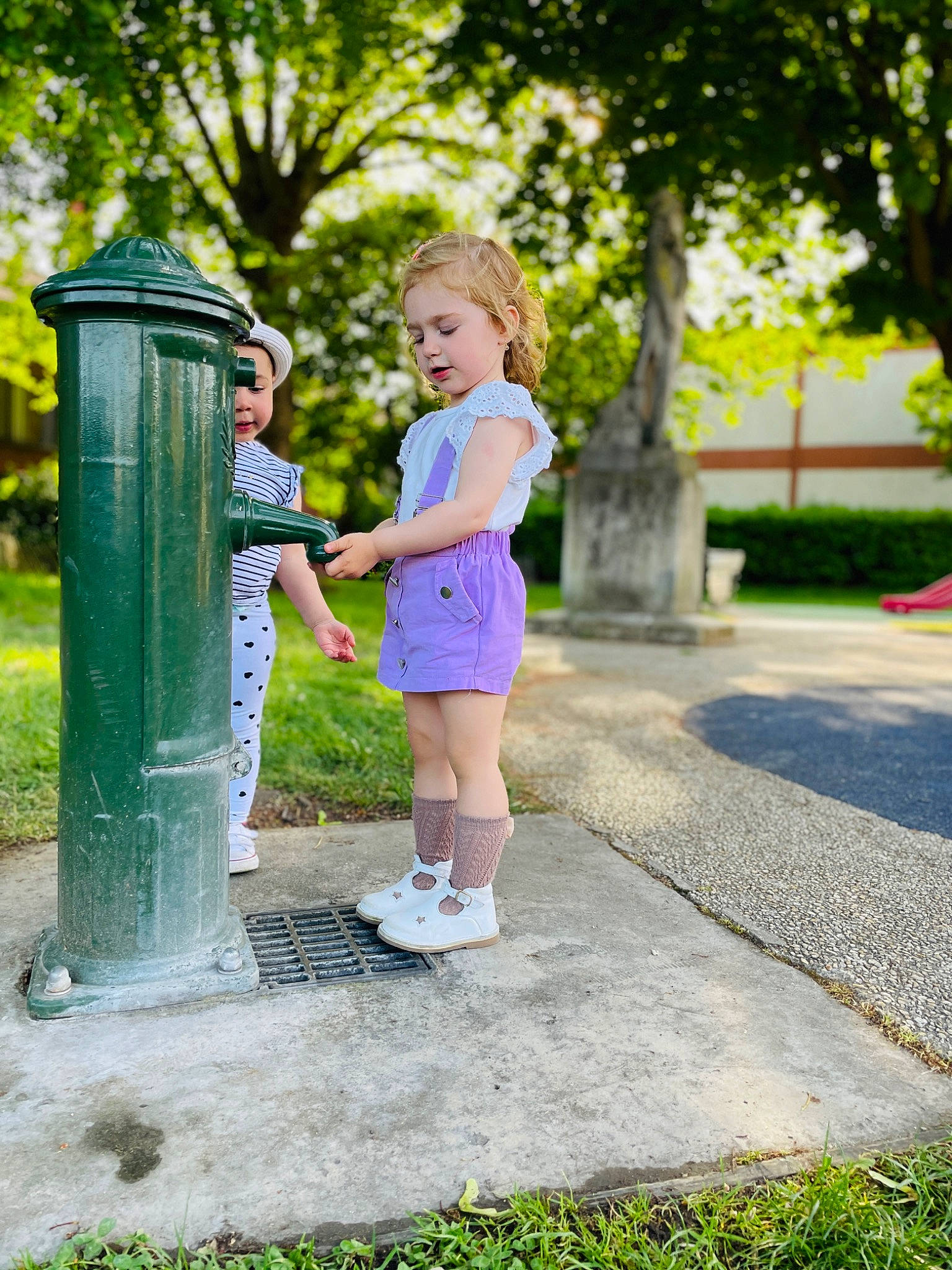 Eliana Medei a rejoint le concours — aidez-le/la à gagner de superbes lots ! beauty, child, electric_blue, forest, fun, garden, grass, green, happy, leisure, people_in_nature, person, plant, recreation, road, shorts, sidewalk, sunlight, toddler, tree