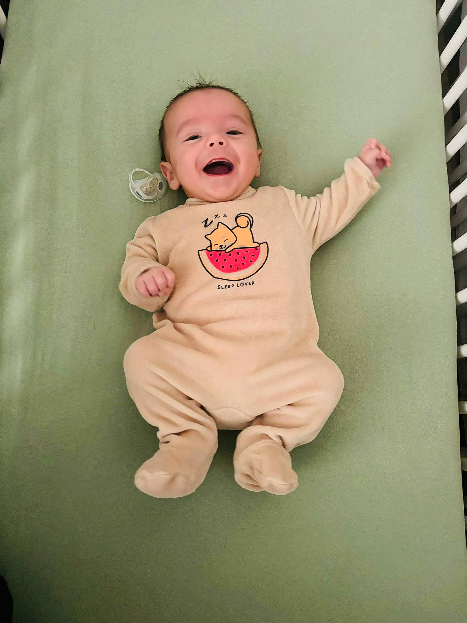 Milo a rejoint le concours — aidez-le/la à gagner de superbes lots ! baby, baby_toddler_clothing, cheek, child, comfort, face, finger, flash_photography, foot, fun, gesture, happy, human_body, linens, peach, person, skin, sleeve, smile, t_shirt