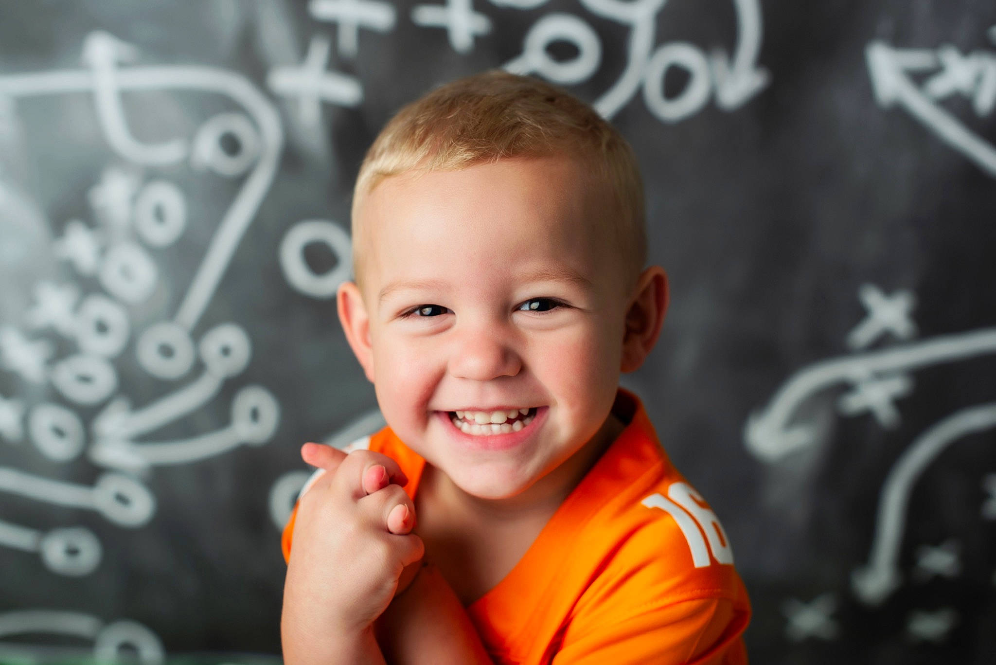 Neyland is registered to the contest to win money with this photo: baby, cheek, child, eye, face, facial_expression, finger, fun, happy, head, human, joy, nose, orange, organ, people, person, photography, portrait_photography, smile