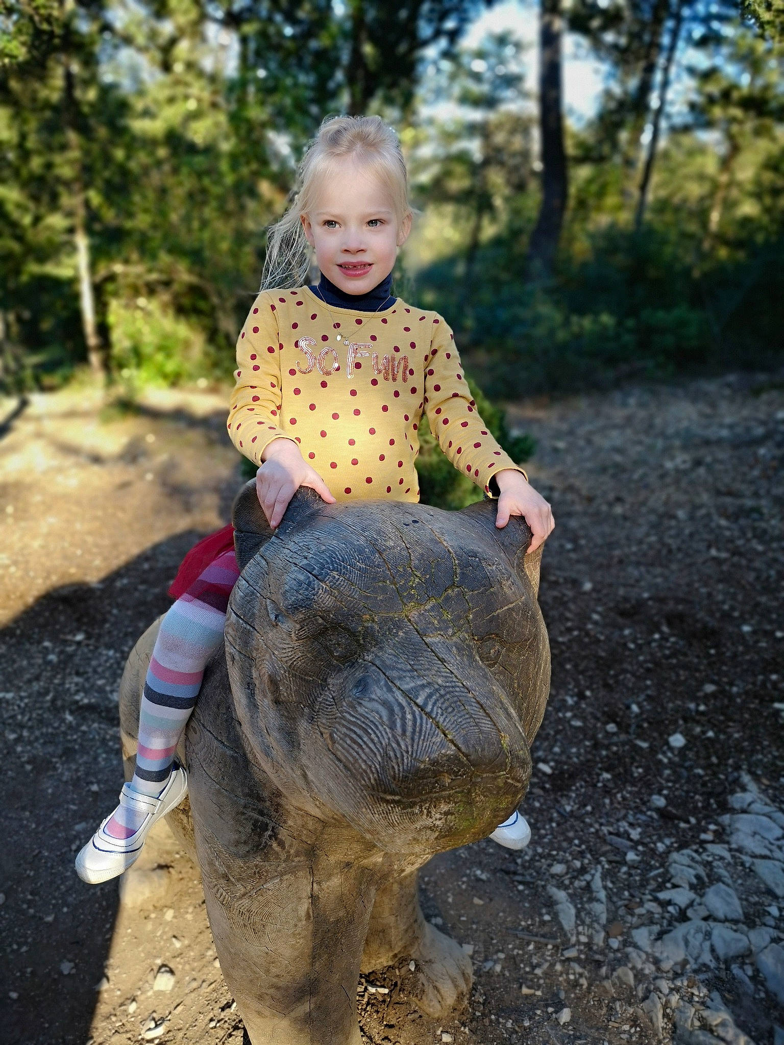 Anthéa a rejoint le concours — aidez-le/la à gagner de superbes lots ! child, fawn, fun, person, plant, play, reptile, rock, sitting, smile, toddler, tortoise, tree, turtle, vacation