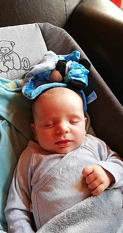 Thiago participe au concours pour gagner de l'argent avec cette photo : baby, baby_sleeping, bedtime, birth, child, ear, head, headgear, nap, person, sleep, toddler