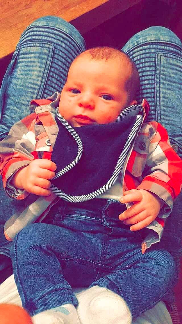 Thiago participe au concours pour gagner de l'argent avec cette photo : baby, baby_products, child, person, play, product, sitting, toddler