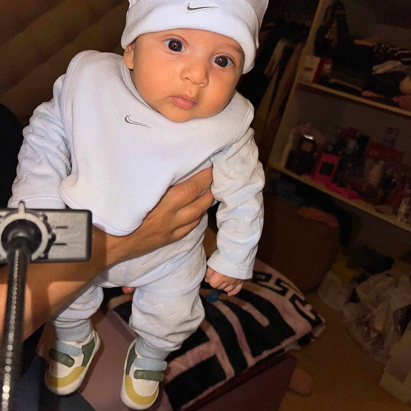 Mahrane a rejoint le concours — aidez-le/la à gagner de superbes lots ! baby, bib, blanket, casual, child, closeup, clothing, curious, expression, furniture, hand, hat, indoor, infant, person, portrait, room, shelf, sneakers, support