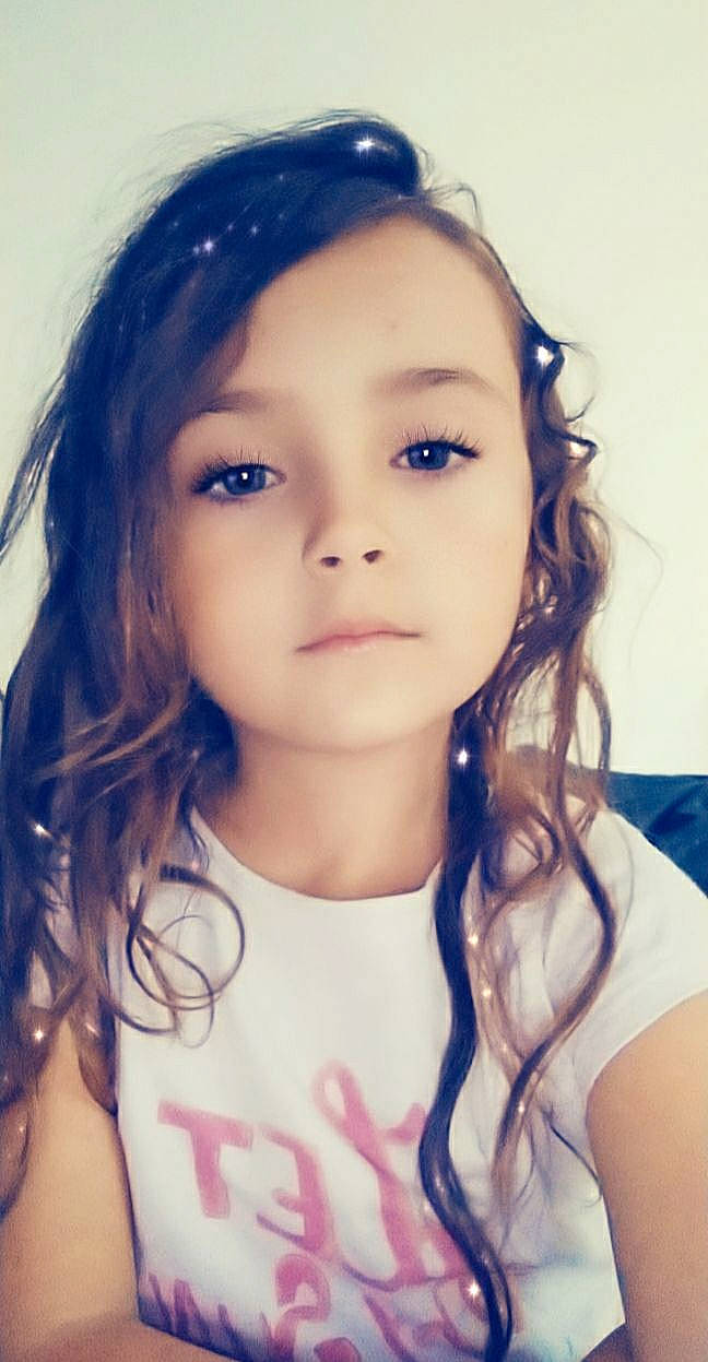 Nujin participe au concours pour gagner de l'argent avec cette photo : cheek, chin, eye, eyebrow, eyelash, face, flash_photography, forehead, head, iris, jaw, lip, mouth, neck, nose, organ, person, shoulder, skin, smile