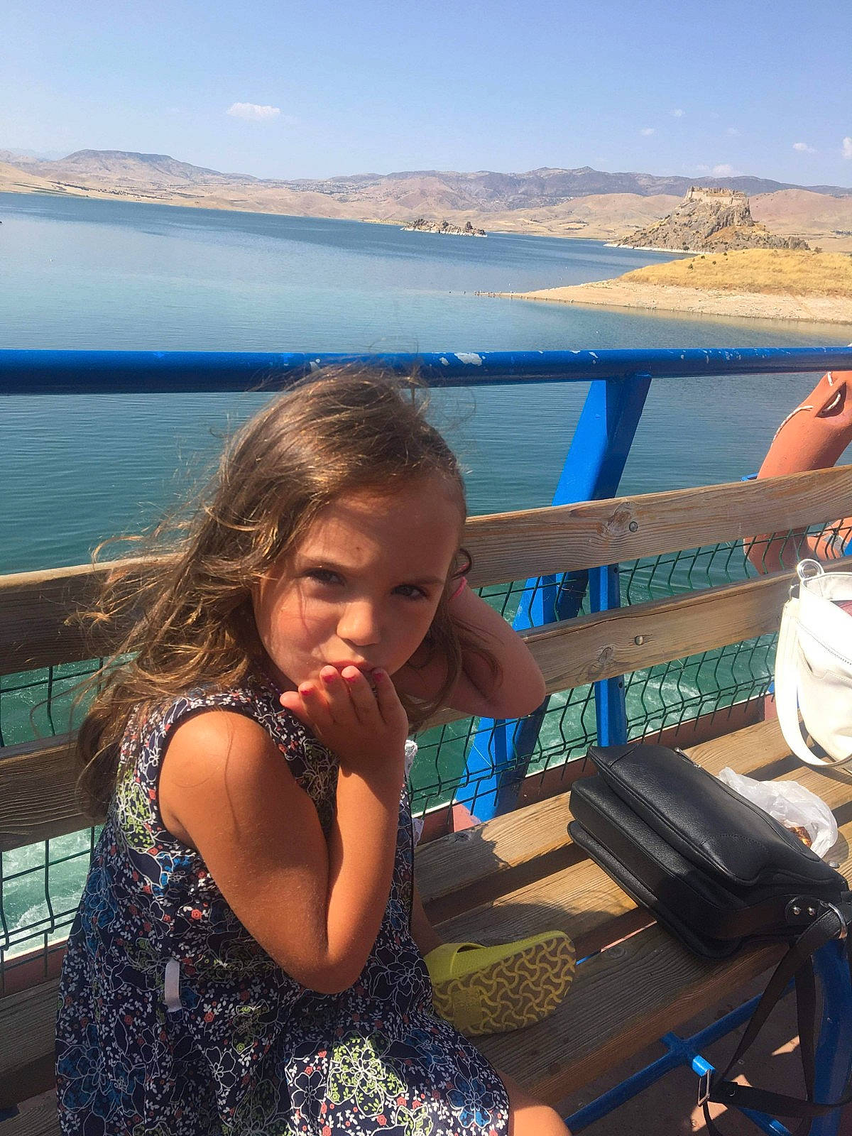 Nujin a rejoint le concours — aidez-le/la à gagner de superbes lots ! azure, daytime, electric_blue, fun, happy, horizon, lake, landscape, leisure, light, morning, mountain, person, recreation, sitting, sky, summer, sunlight, tourism, travel