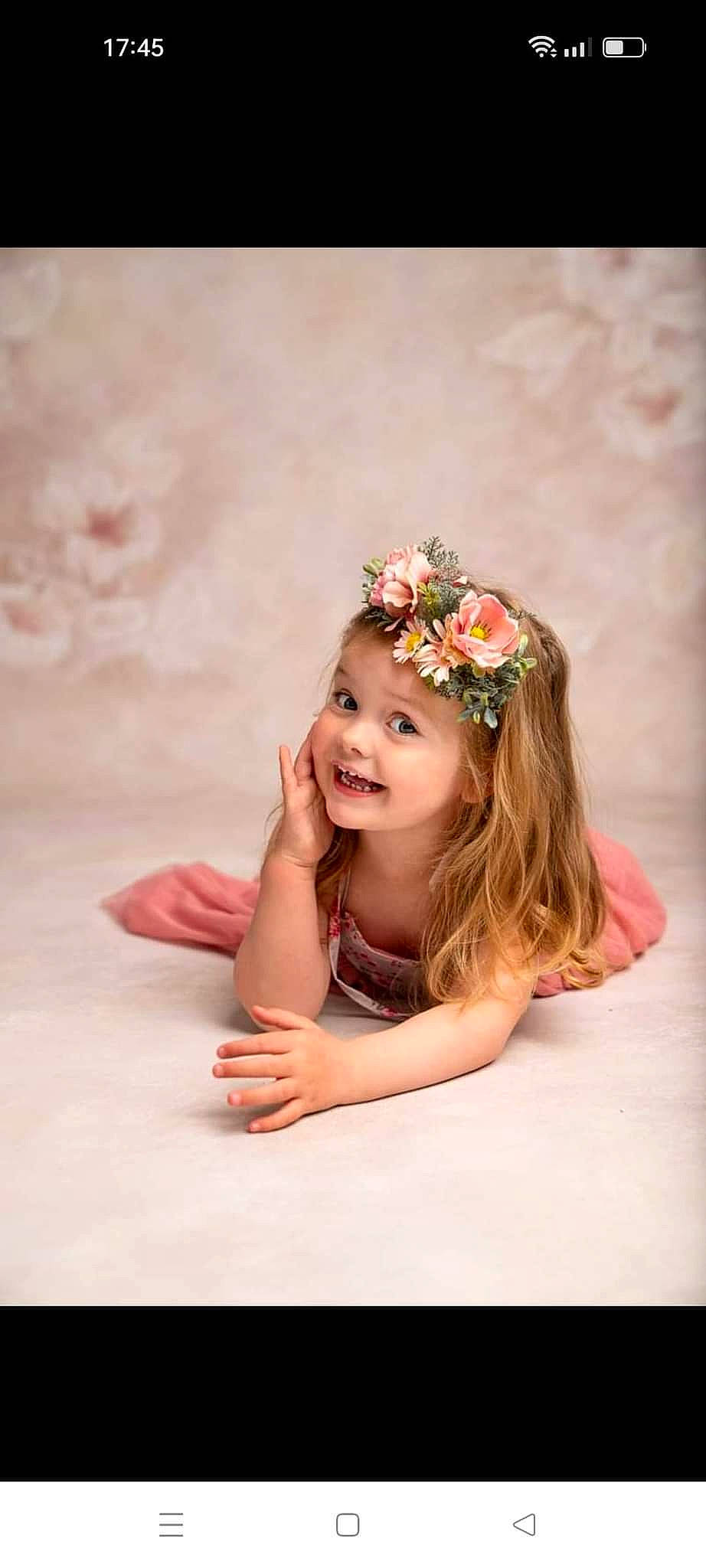 Léonie a rejoint le concours — aidez-le/la à gagner de superbes lots ! bridal_accessory, dress, face, flash_photography, flower, hair_accessory, hand, happy, headband, headgear, headpiece, headwear, human_body, jewellery, joy, lip, long_hair, person, petal, pink