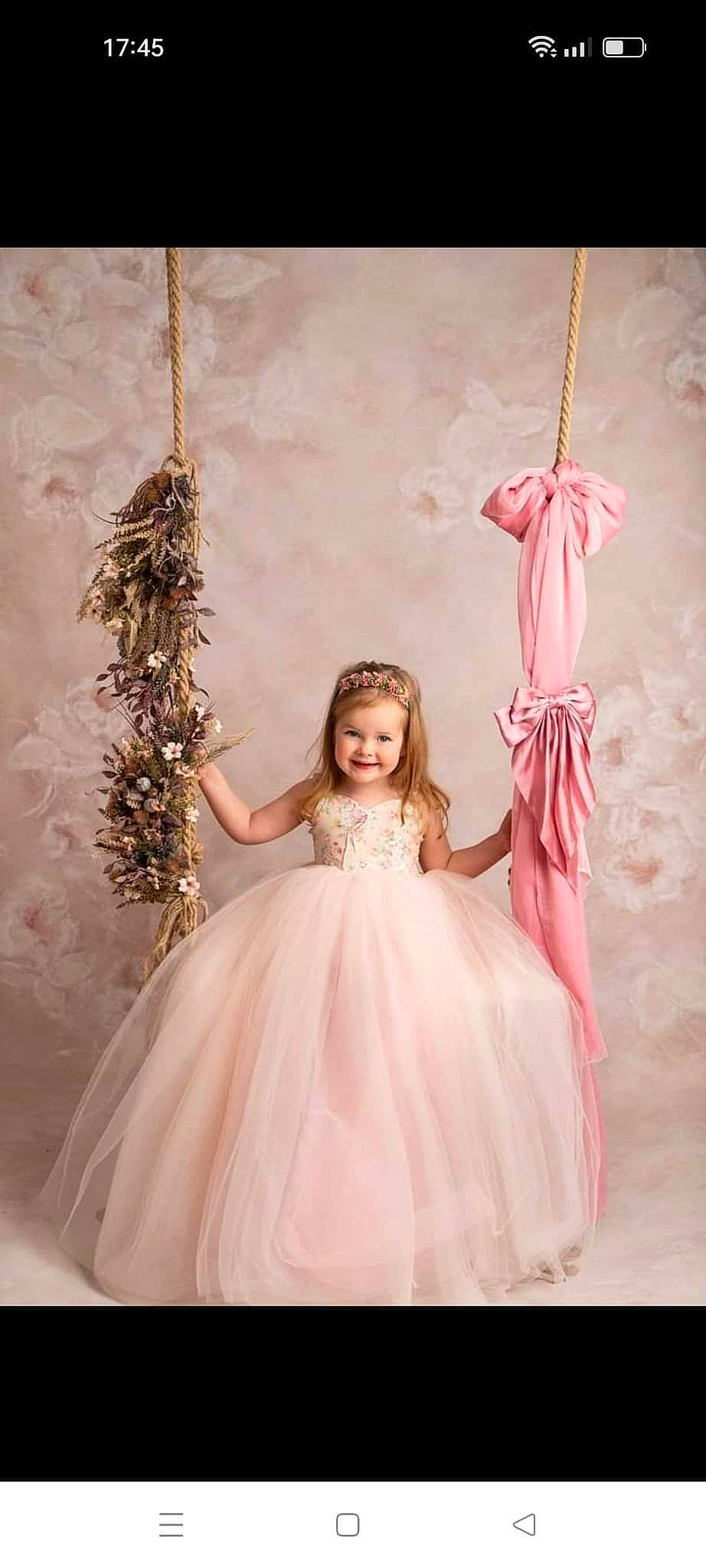 Léonie participe au concours pour gagner de l'argent avec cette photo : bridal_clothing, bridal_party_dress, child, clothing, dress, flash_photography, gown, hairstyle, happy, joy, outerwear, person, photograph, picture_frame, pink, shoulder, sleeve, smile, standing, textile