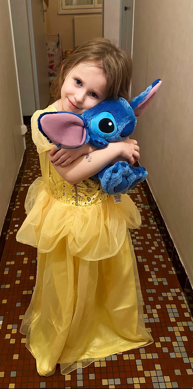 Lyna participe au concours pour gagner de l'argent avec cette photo : arm, blond, blue, dress, electric_blue, event, eye, fashion_design, fawn, flooring, formal_wear, fun, fur, happy, head, joy, long_hair, outerwear, person, purple