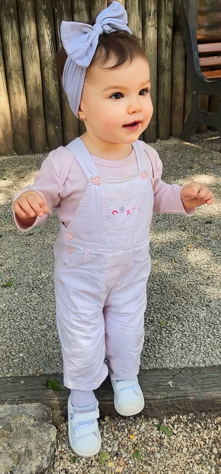 Sana a rejoint le concours — aidez-le/la à gagner de superbes lots ! baby, baby_toddler_clothing, cheek, child, chin, eye, face, gesture, grass, happy, head, nose, people, person, pink, skin, sleeve, smile, thumb, toddler