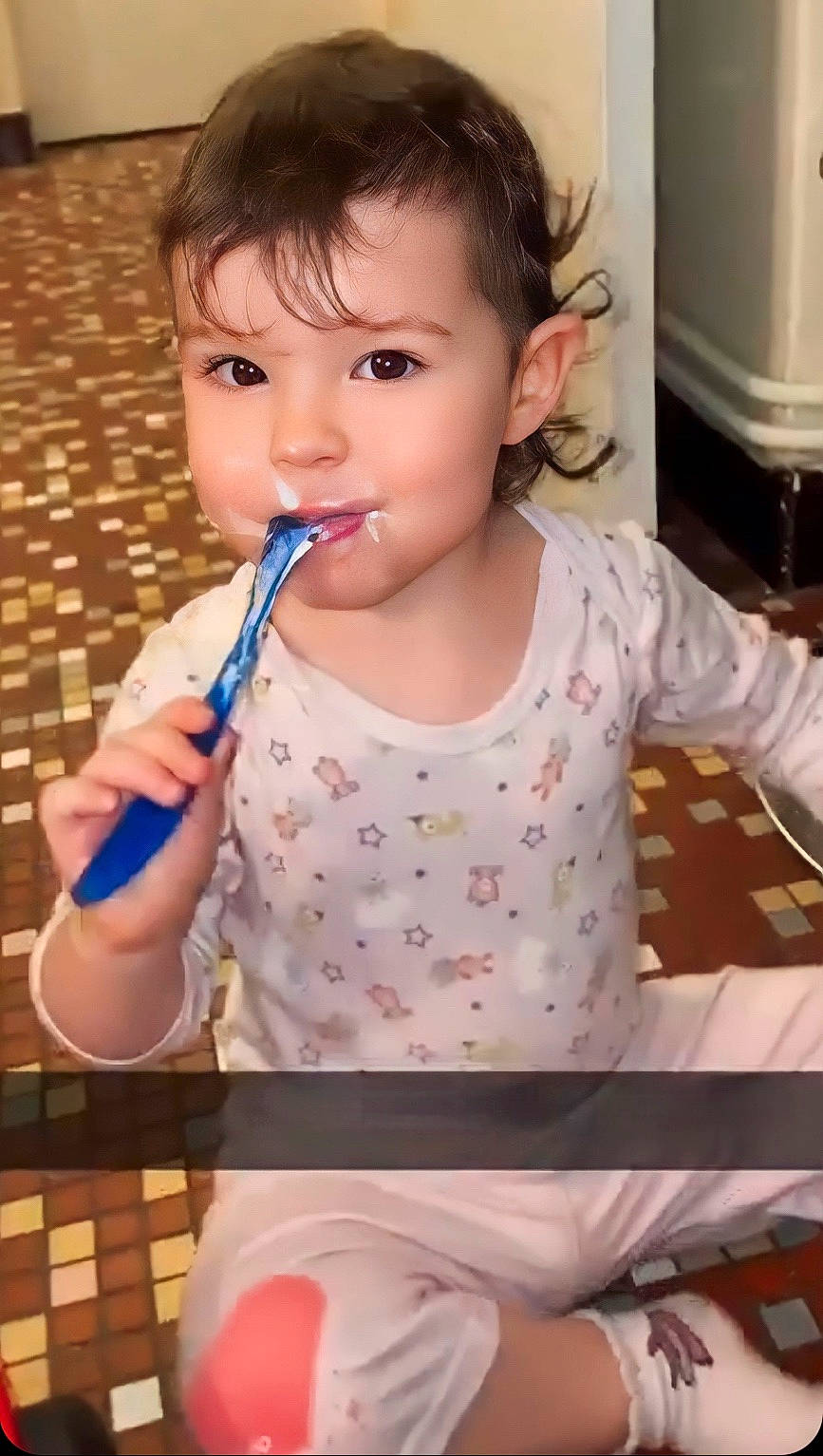 Sana participe au concours pour gagner de l'argent avec cette photo : baby, baby_products, baby_toddler_clothing, cheek, child, drinkware, eating, eyelash, finger, happy, home_appliance, kitchen_appliance, neck, nose, paper_towel, pattern, person, play, skin, sleeve