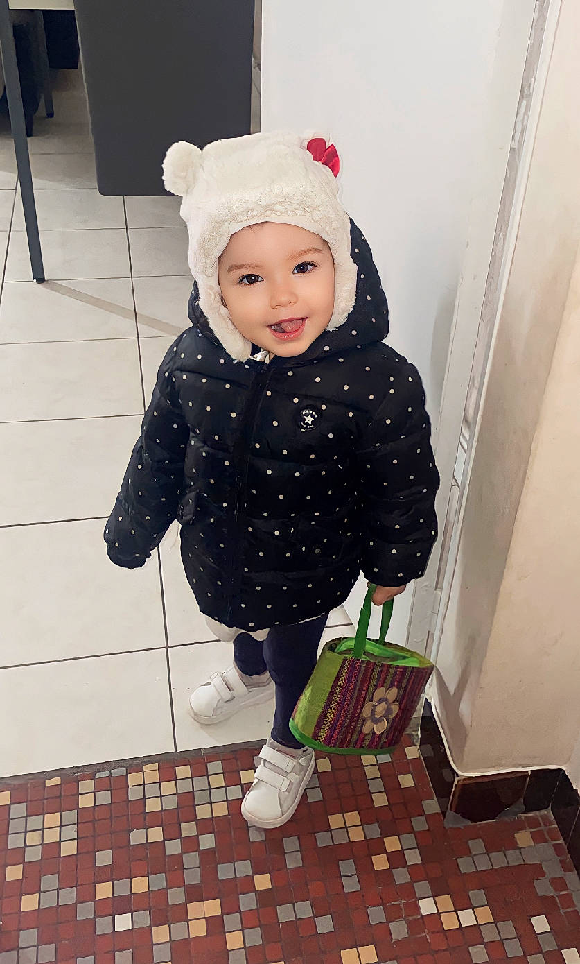 Sana participe au concours pour gagner de l'argent avec cette photo : baby, baby_toddler_clothing, child, costume, costume_hat, fashion_accessory, flooring, fun, happy, headwear, human_body, human_leg, indoor_games_and_sports, joy, knee, pattern, person, sitting, sleeve, smile