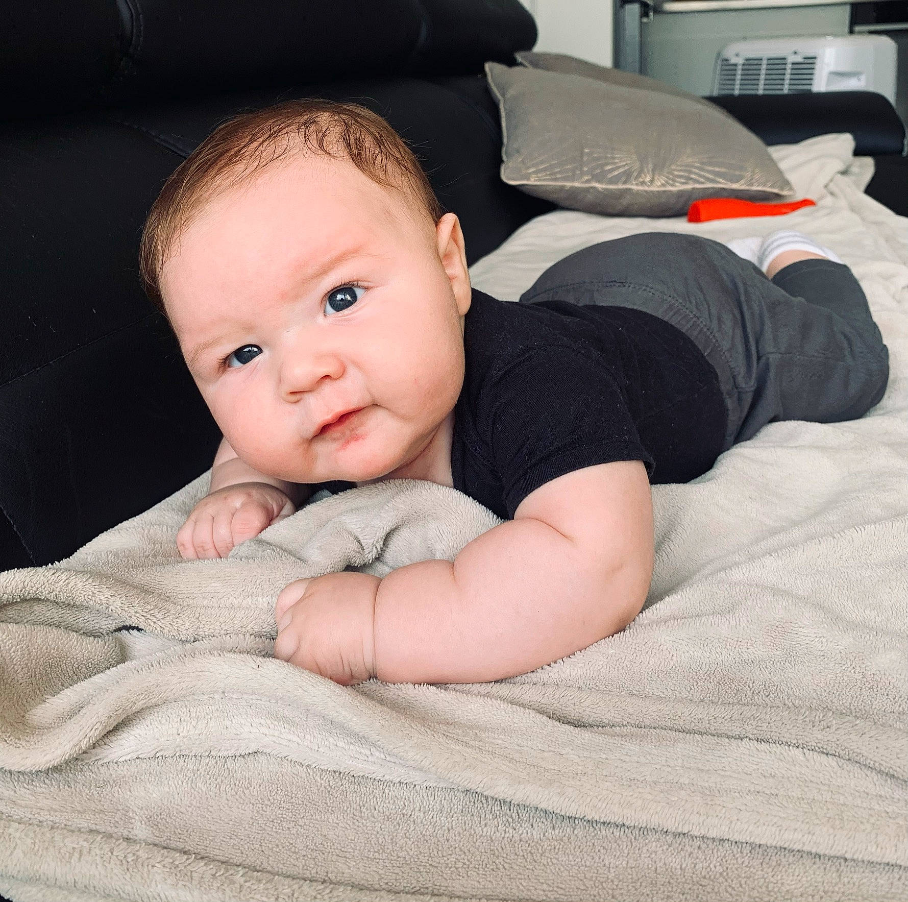 Mathys a rejoint le concours — aidez-le/la à gagner de superbes lots ! baby, baby_toddler_clothing, bedding, cheek, child, chin, comfort, flash_photography, flooring, linens, pattern, person, portrait_photography, room, sitting, skin, sleeve, t_shirt, textile, toddler