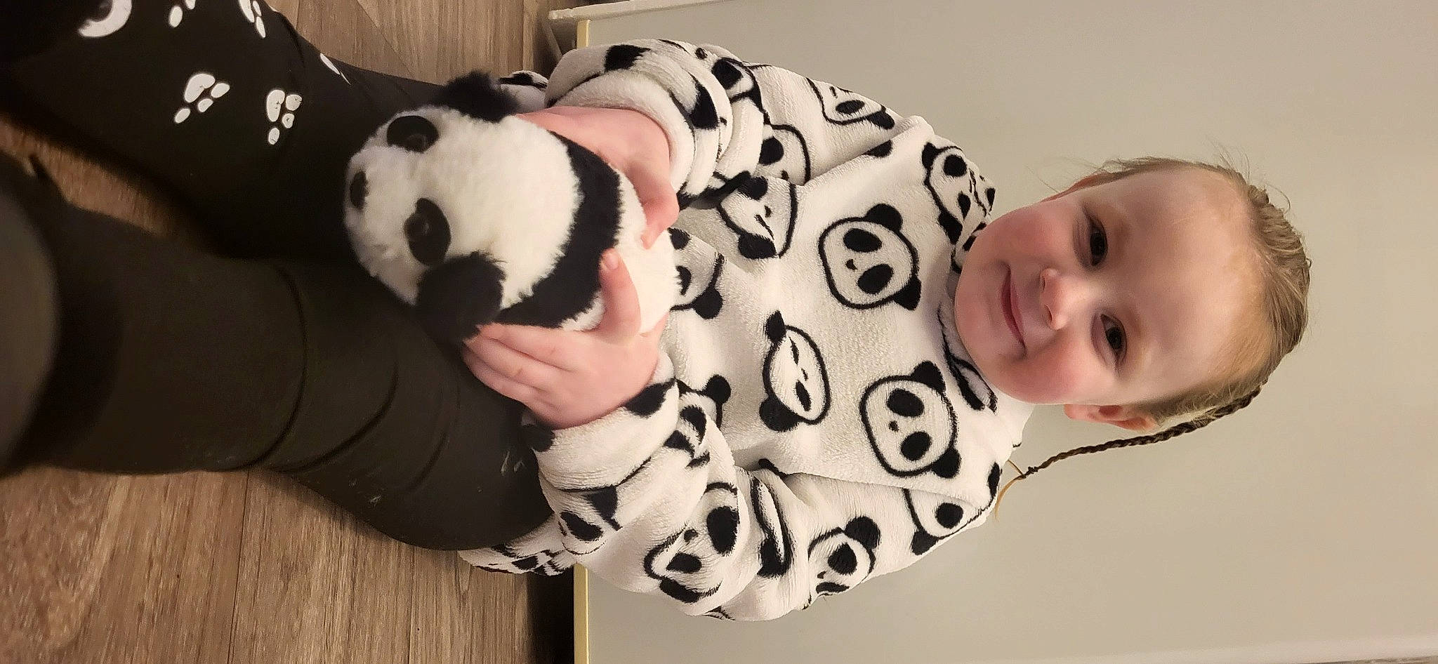Lyla participe au concours pour gagner de l'argent avec cette photo : baby_toddler_clothing, child, comfort, eyelash, finger, hand, happy, head, joy, nose, organ, panda, person, skin, sleeve, smile, snout, stuffed_toy, textile, toddler