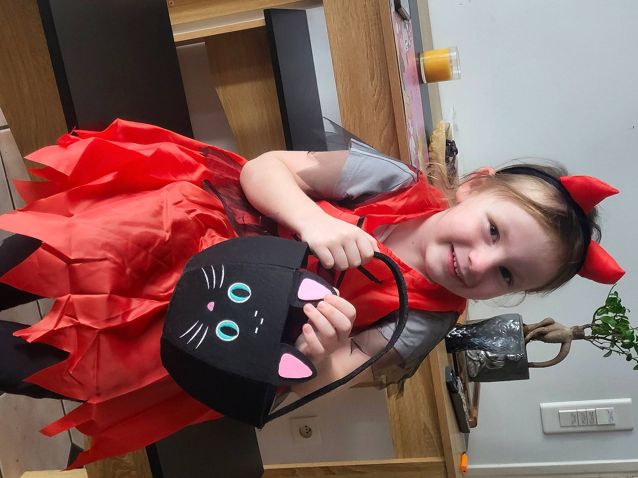 Lyla participe au concours pour gagner de l'argent avec cette photo : audio_equipment, automotive_design, bag, carmine, child, costume, eyewear, fashion_accessory, fun, gadget, happy, joy, mouth, person, personal_protective_equipment, room, shoulder, smile, stuffed_toy, t_shirt