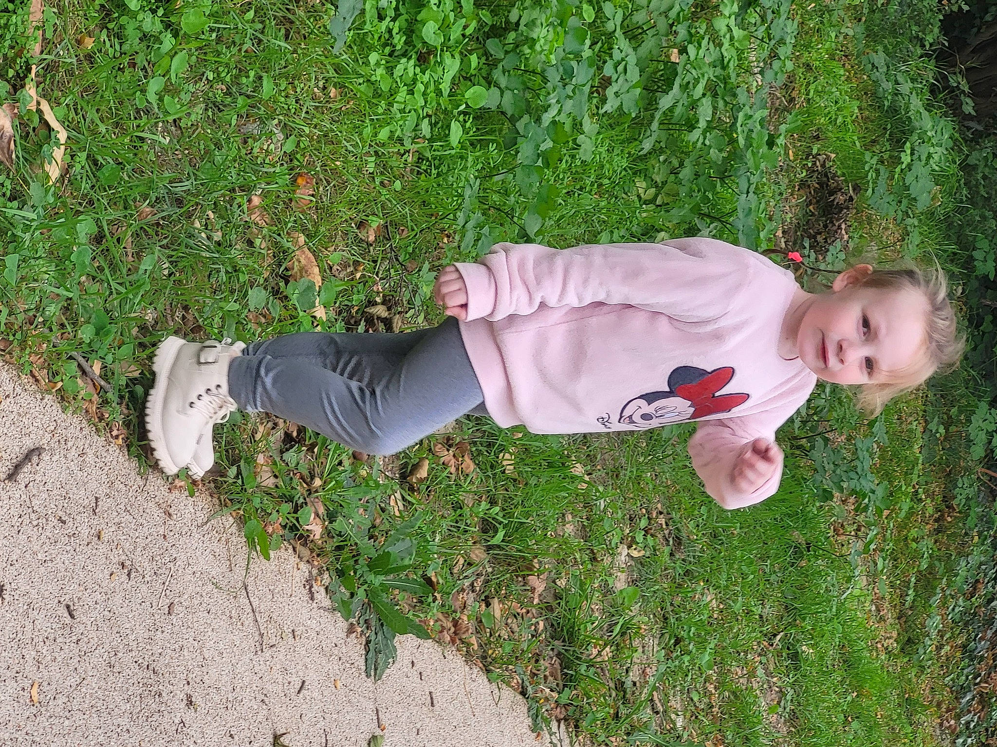Lyla participe au concours pour gagner de l'argent avec cette photo : baby, baby_toddler_clothing, garden, grass, grassland, groundcover, happy, human_leg, knee, lawn, people_in_nature, person, plant, shadow, shrub, soil, toddler, walking_shoe