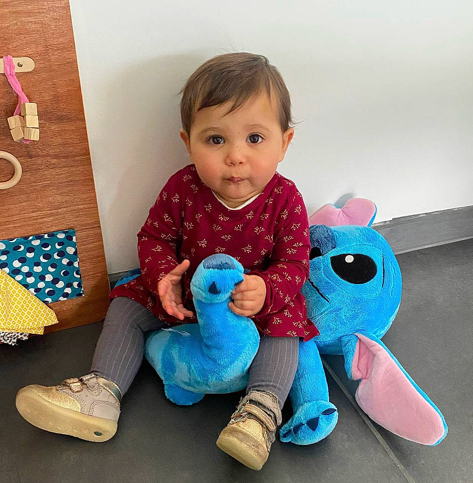 Capucine a rejoint le concours — aidez-le/la à gagner de superbes lots ! baby, baby_playing_with_toys, baby_toddler_clothing, baby_toys, child, comfort, electric_blue, foot, fun, happy, human_leg, magenta, person, play, shoe, sitting, sleeve, sock, t_shirt, toddler