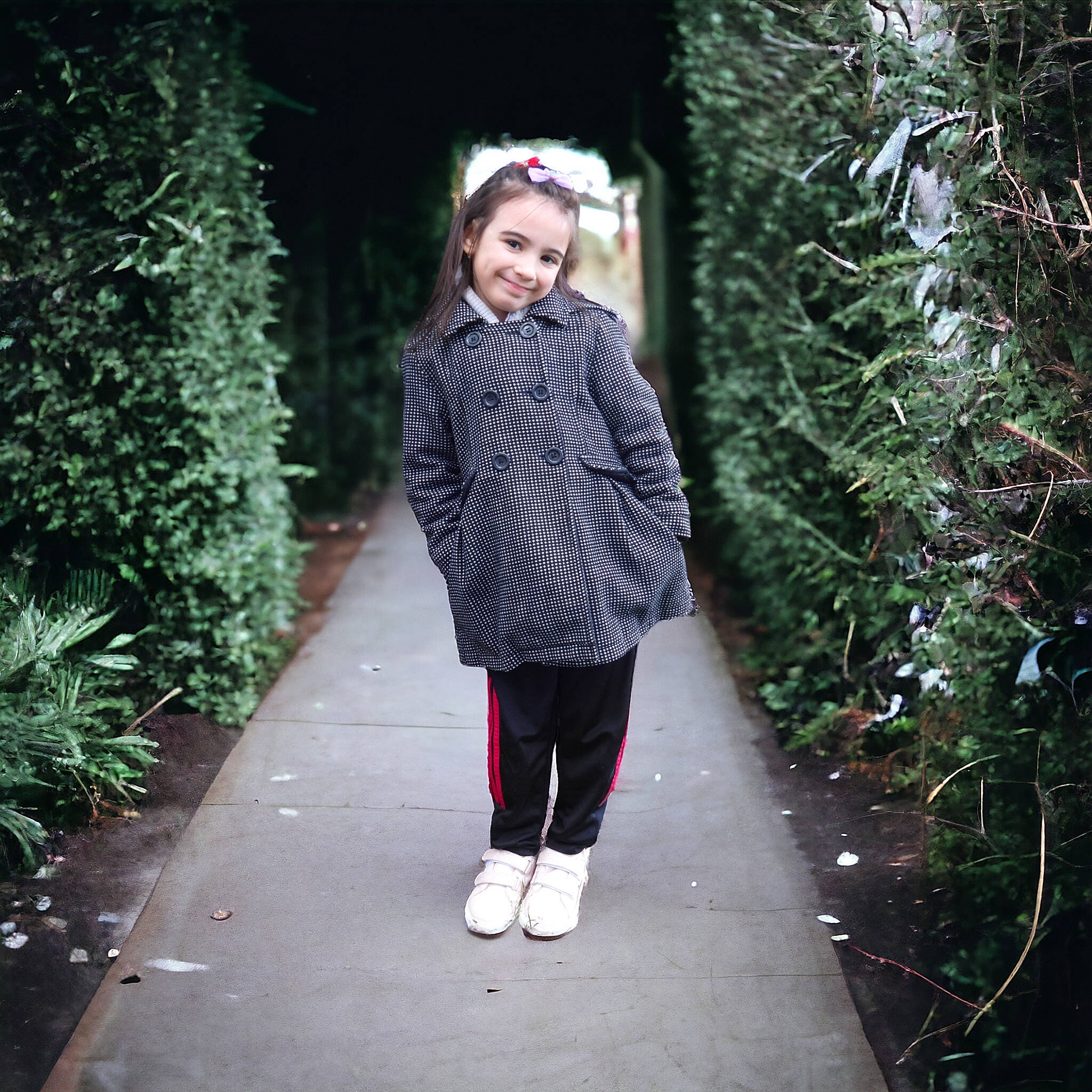 Louna a rejoint le concours — aidez-le/la à gagner de superbes lots ! beauty, denim, electric_blue, flash_photography, fun, fur, grass, human_leg, jacket, joy, knee, leisure, magenta, pattern, person, plant, sleeve, standing, thigh, tints_and_shades