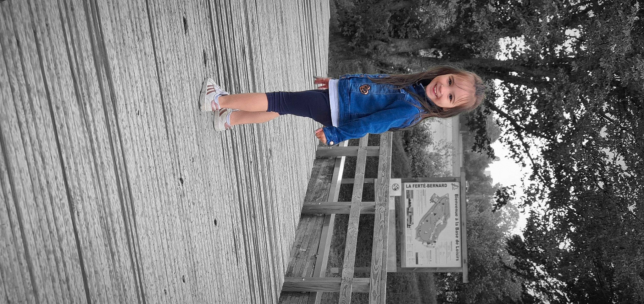 Louna participe au concours pour gagner de l'argent avec cette photo : child, denim, electric_blue, fun, grey, joy, leisure, person, recreation, reflection, sky, smile, street_fashion, t_shirt, tree, water, winter, wood