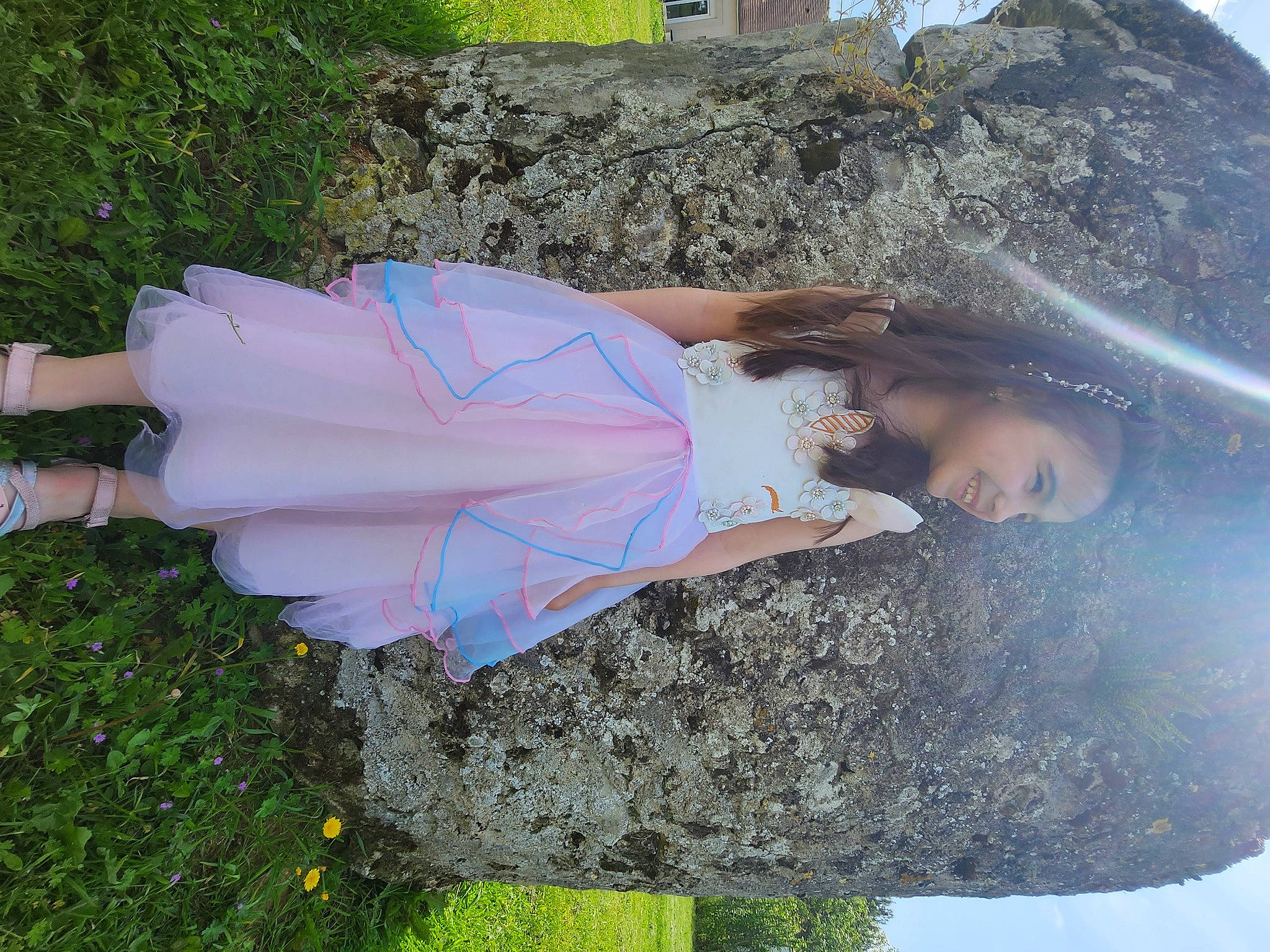 Louna a rejoint le concours — aidez-le/la à gagner de superbes lots ! art, dress, event, fun, grass, green, happy, joy, landscape, leisure, people_in_nature, person, plant, rock, sky, tree