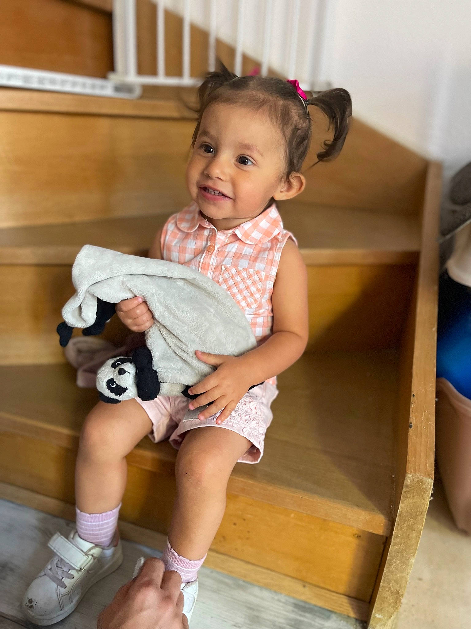 Neila a rejoint le concours — aidez-le/la à gagner de superbes lots ! arm, baby, baby_toddler_clothing, flash_photography, happy, head, human_leg, joy, knee, leg, person, shorts, shoulder, skin, sleeve, smile, sock, t_shirt, thigh, toddler